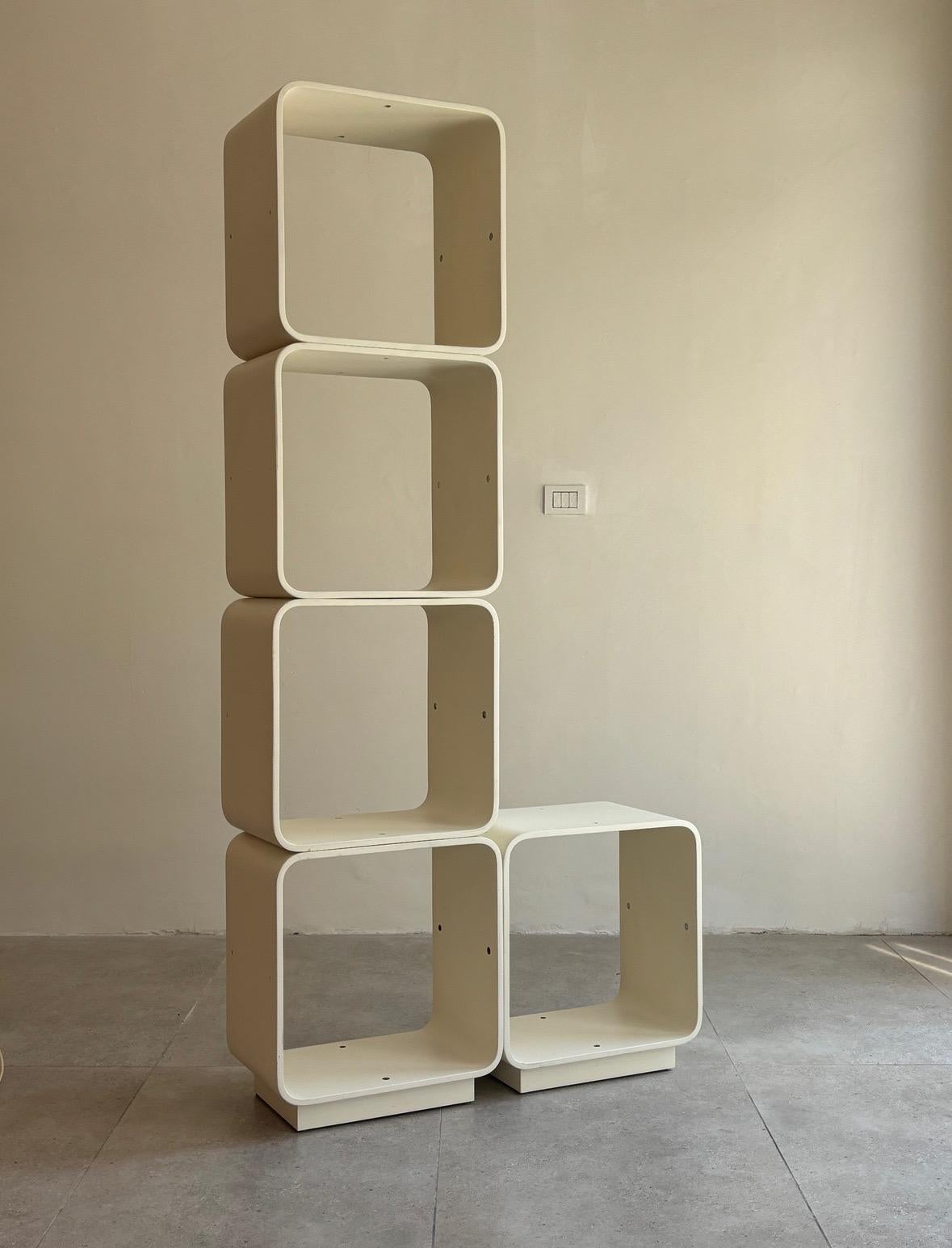 This rare modular bookcase, designed by Carlo De Carli for Fiarm in the 1970s, stands as a testament to midcentury modern innovation and Italian craftsmanship. Composed of five modular unit boxes, the design features elegantly curved oak bentwood