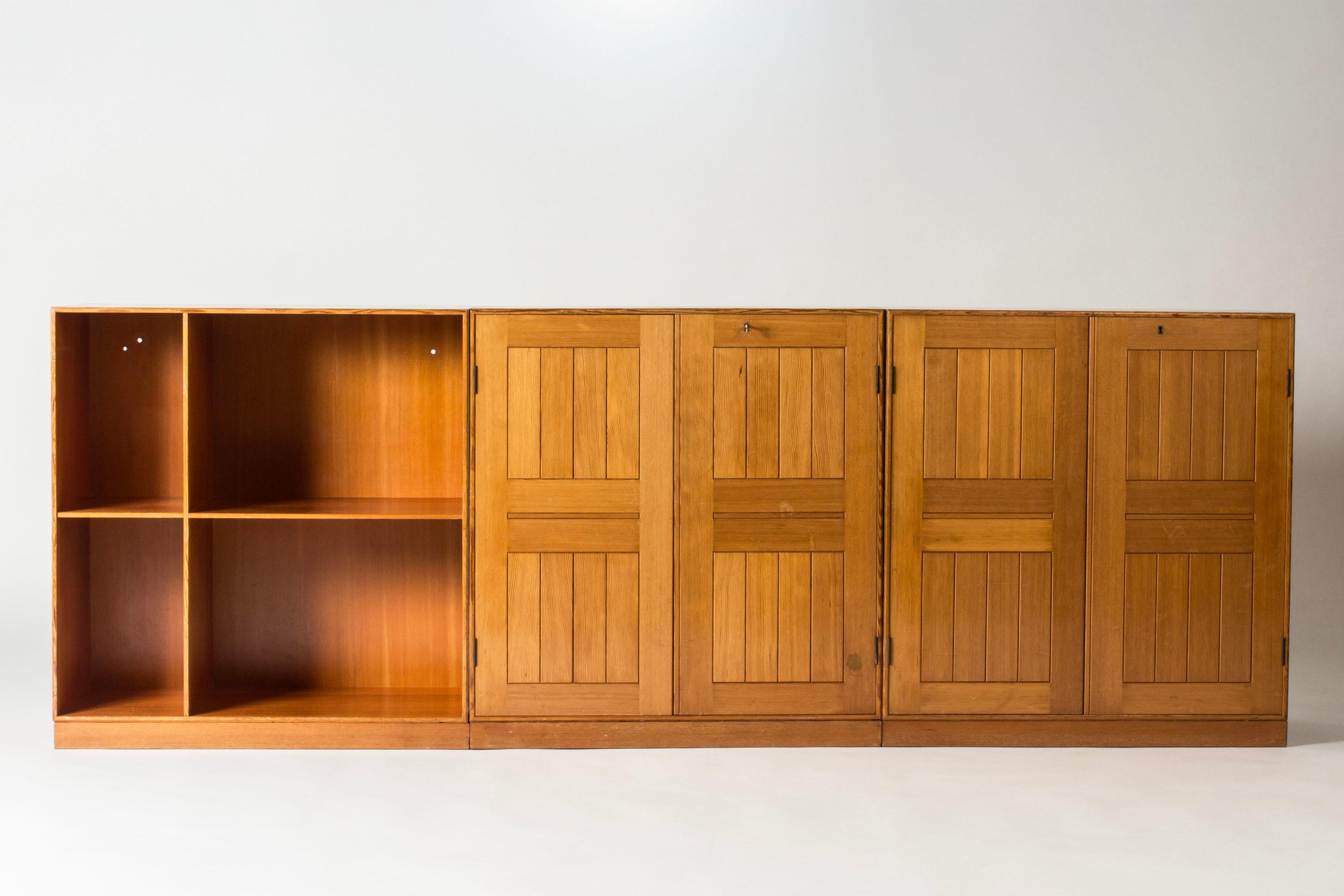 Un pratico sistema di librerie modulari di Mogens Koch, realizzato in pino dell'Oregon. Comprende otto sezioni che possono essere combinate in vari modi. Ci sono tre basi per i moduli inferiori e tre basi per i moduli superiori meno profondi.