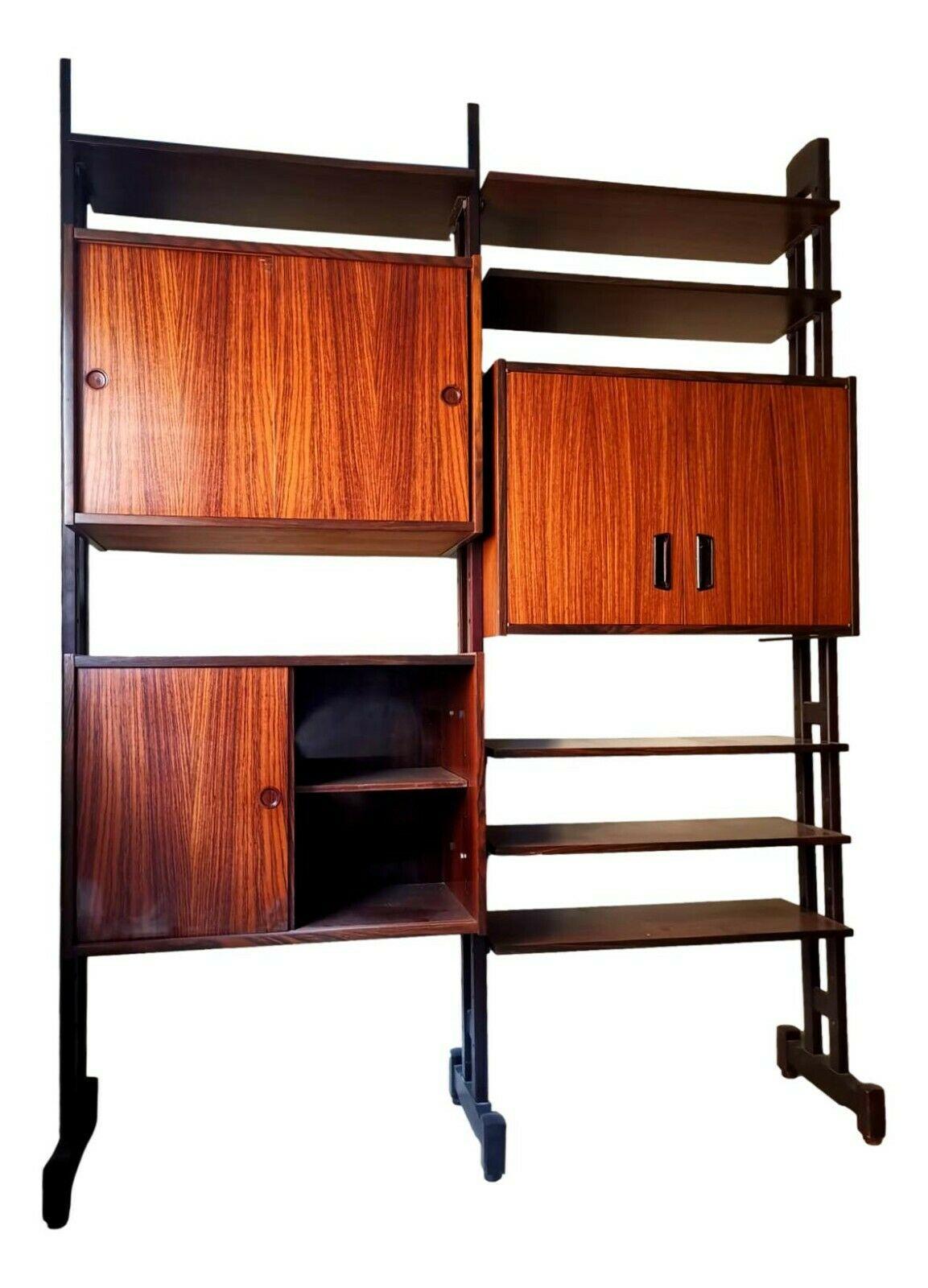 Original 1960s teak bookcase, Vittorio Dassi design, composed of three wooden uprights (not metal!), 3 closed elements of which 2 with sliding doors and one with folding doors, and 6 shelves

all closed parts and shelves can be positioned at