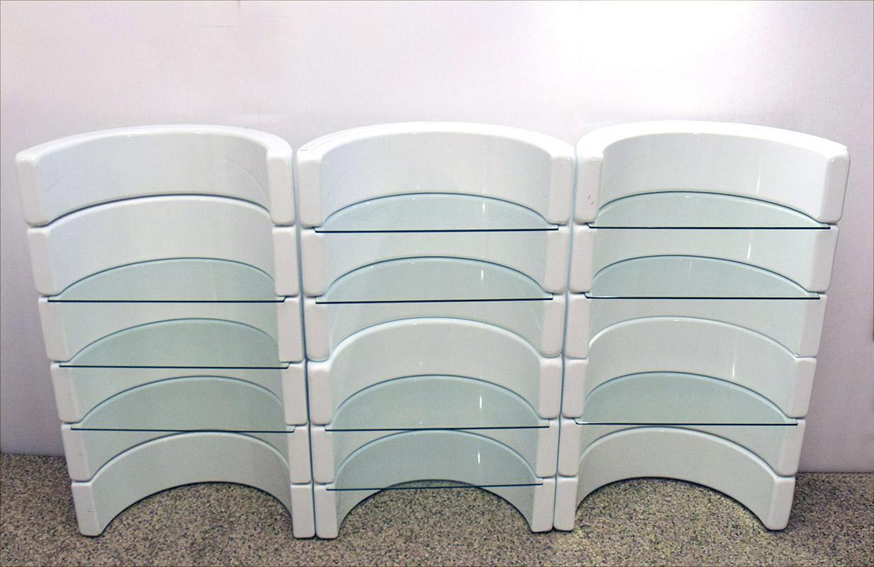 Modular fiberglass bookcase produced by Astarte-Milan in the 1970s.
Composed of 6 curved modules in painted fiberglass with half-moon crystal shelves.
The bookcase is modular in height or length, shelves can be positioned as desired.
In excellent