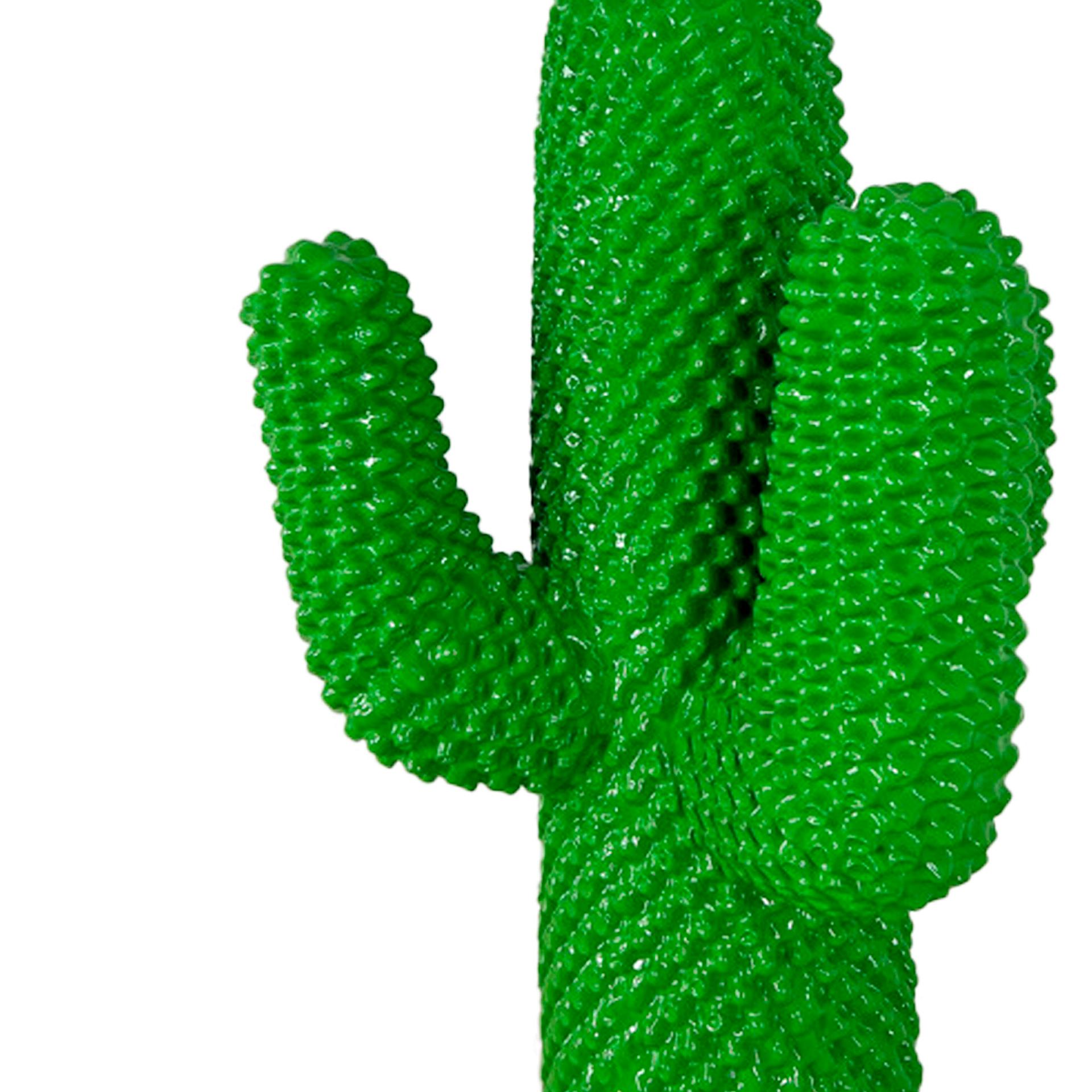 Cactus è l'icona del design italiano che ha rivoluzionato il paesaggio domestico. Realizzato in poliuretano flessibile, questo albero da ingresso con quattro bracci a sbalzo è alto come una persona e assomiglia a un ironico TOTEM. È stata creata nel