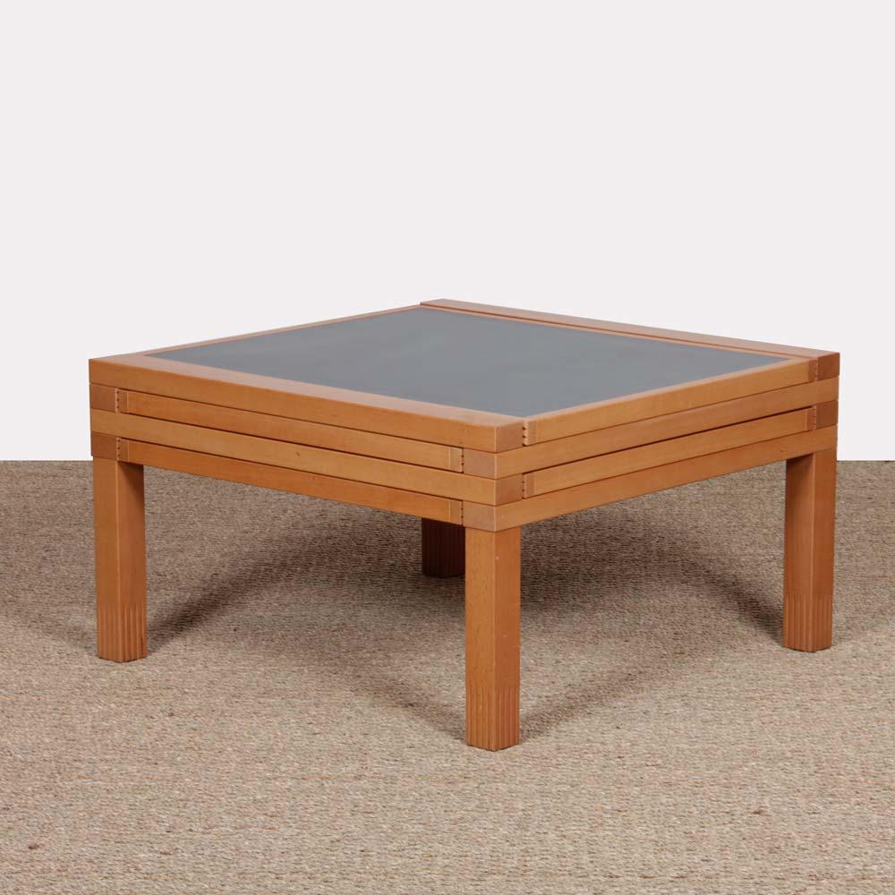 This coffee table was designed by French designer Bernard Vuarnesson for Italian publisher Bellato. It features 4 sliding and reversible tops. This piece of modular furniture dates from the 1980s and is in good vintage condition.