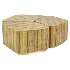 Table basse modulaire composée de 3 éléments en bois et en socle en laiton