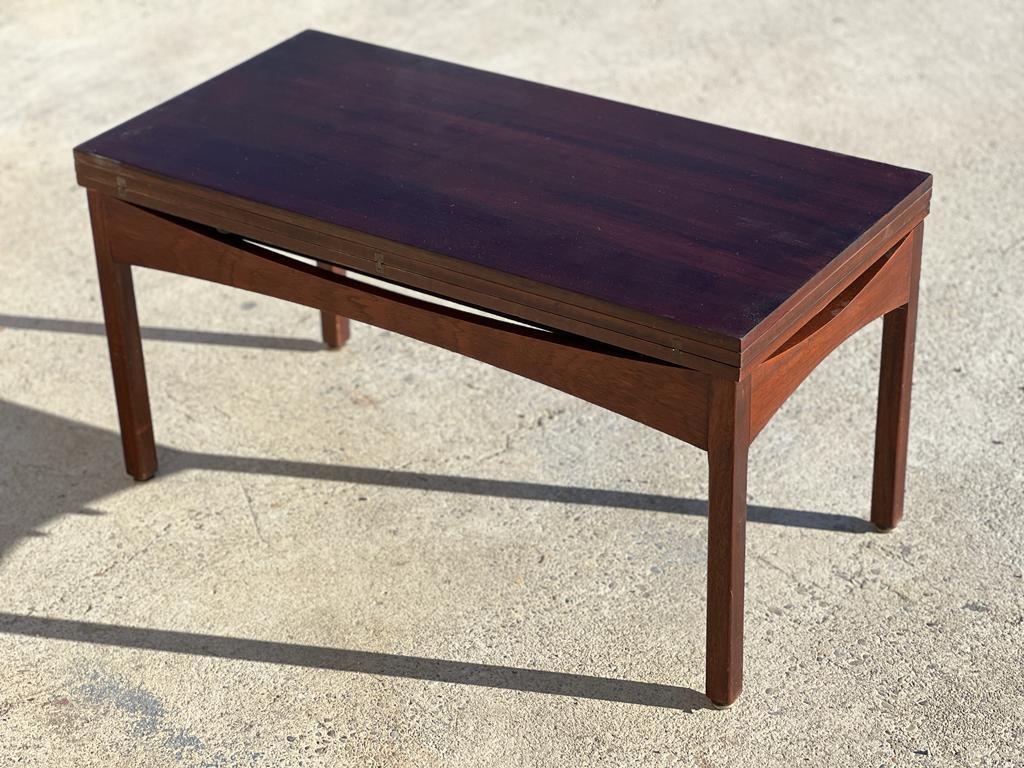 Table basse modulaire d'Albert DUCROT, et éditée par DUCAL 1950. 
La structure est faite de bois et de métal dans un style vintage. 
Fermée elle sert de table basse, ouverte elle devient une table à manger pour 6 personnes. 
la base est en