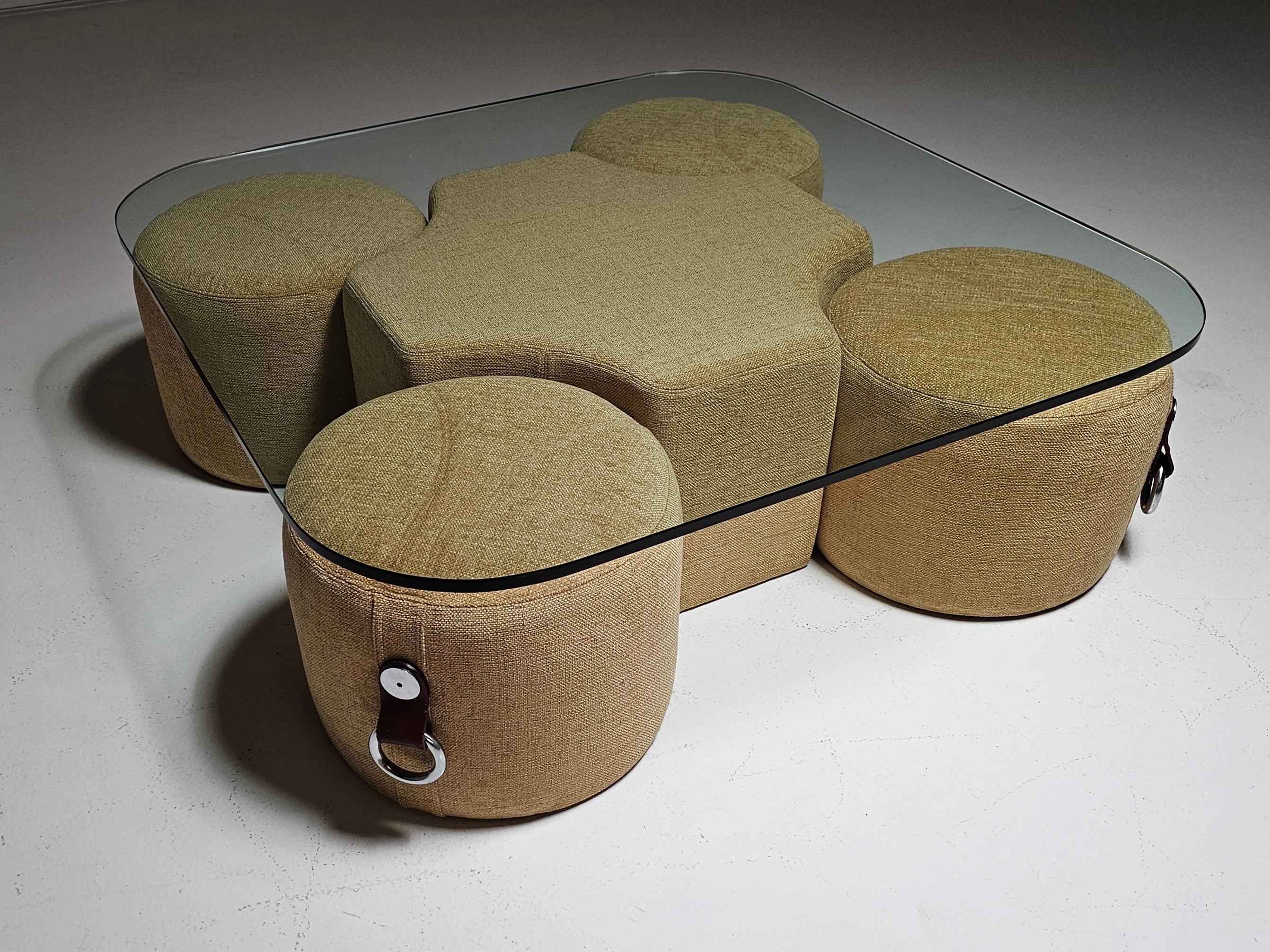Un sorprendente tavolino di design della metà del secolo scorso, realizzato da Guido Faleschini per Mariani negli anni Settanta. Rivestito di recente in un lussuoso tessuto per esterni Pierre Fabrice, resistente alle macchie. Questo pezzo versatile