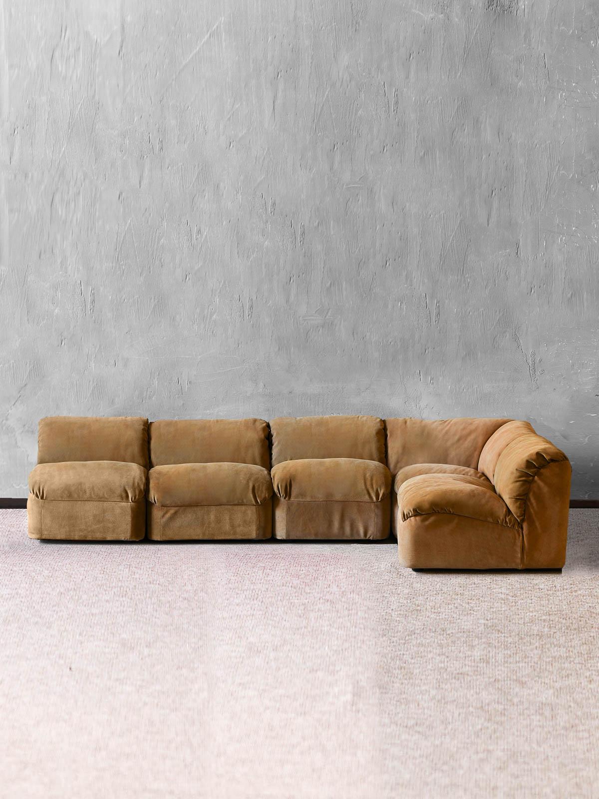 Modulares Ecksofa Deca-Serie Design Tito Agnoli
Techniform Collection - Arflex Production. Italien 1970.
Original-Herstellungsstempel.
Abmessungen des einzelnen Moduls 70 B x 65 H × 87 T
Zögern Sie nicht, uns für weitere Informationen oder Fotos zu