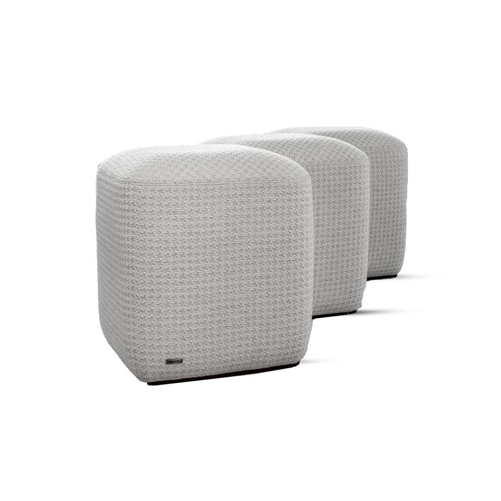 L'ottomana Modular Curve è un pezzo scultoreo progettato per dare una forma dinamica e un comfort lussuoso agli interni contemporanei. La sua silhouette distinta, caratterizzata da curve morbide e ondulate, permette di fondere perfettamente arte e