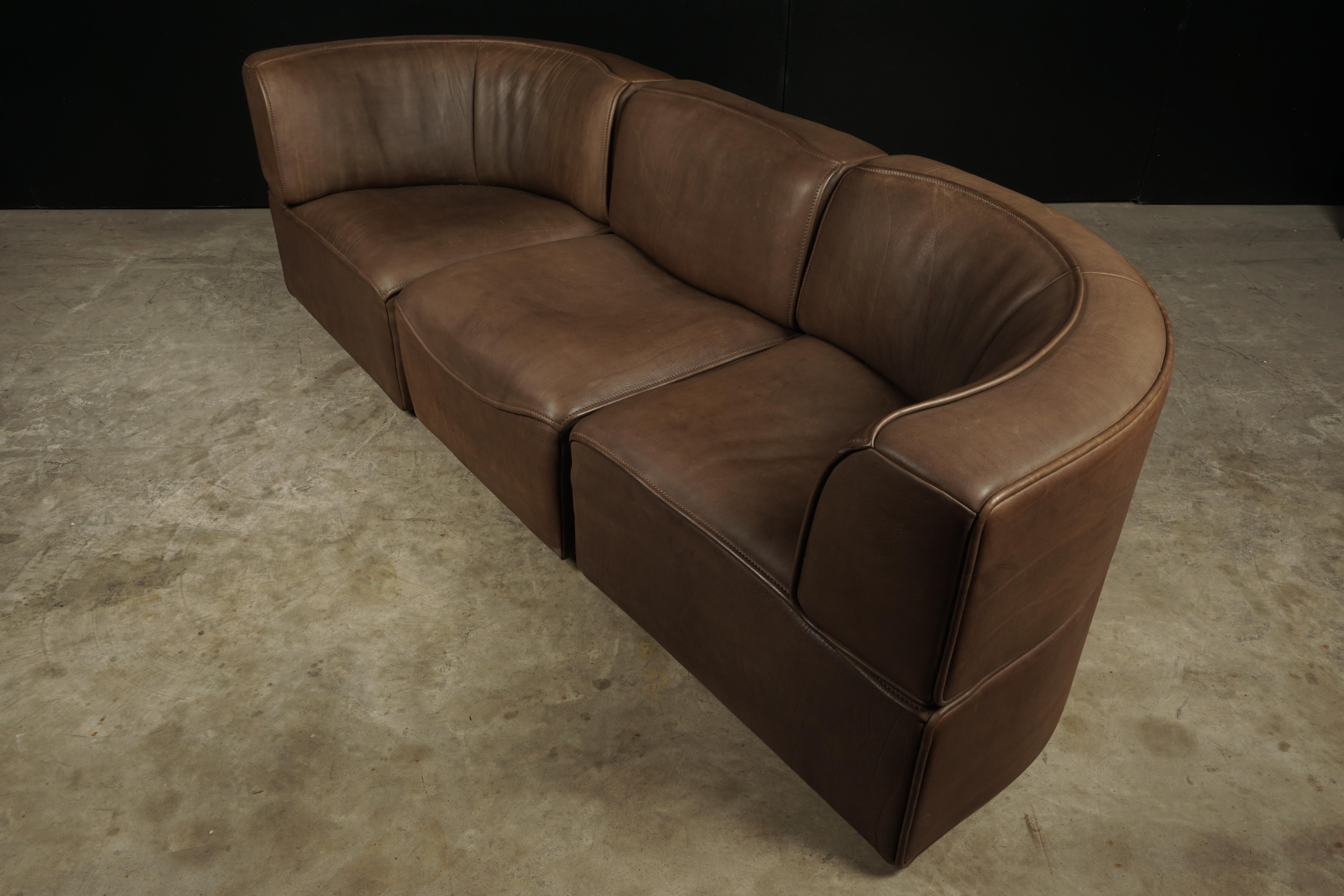 Modular De Sede DS-15 sofa from Switzerland, circa 1970. Very solid wooden frame construction covered with thick brown buffalo leather.