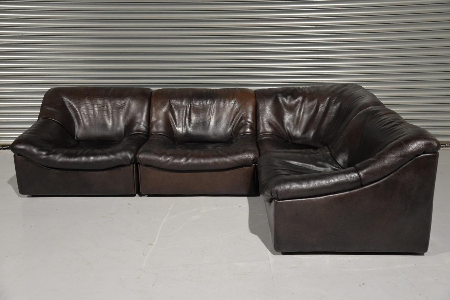 We are delighted to bring to you a beautiful sectional model DS 46 Buffalo leather sofa of the highest quality by De Sede. This sofa, consisting of 4 elements, is made of the thickest bull hide leather. This sofa has an unique design for a modular