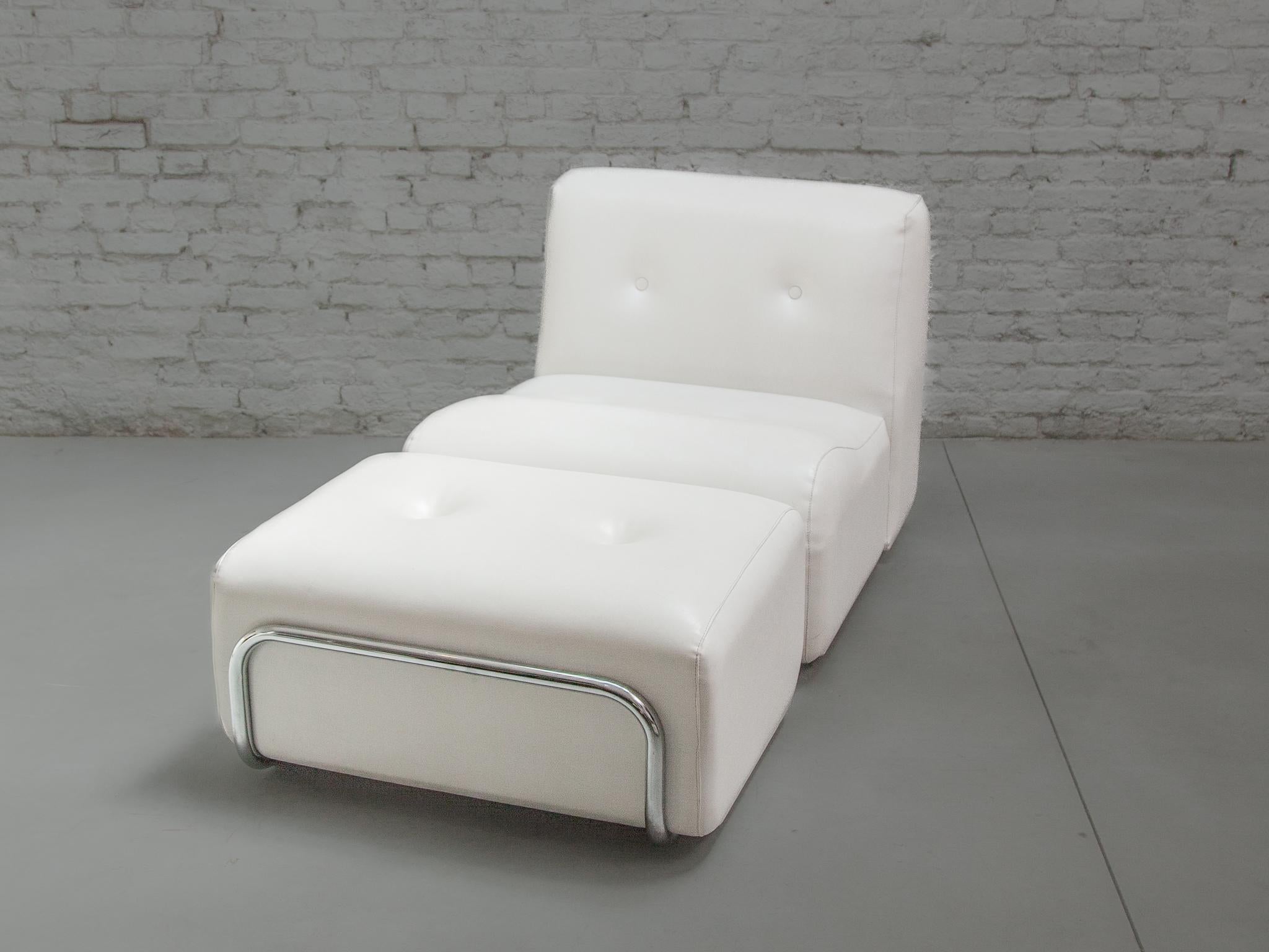 Milieu du XXe siècle Ensemble modulaire de huit chaises de salon et tabourets Adriano Piazzesi en vente