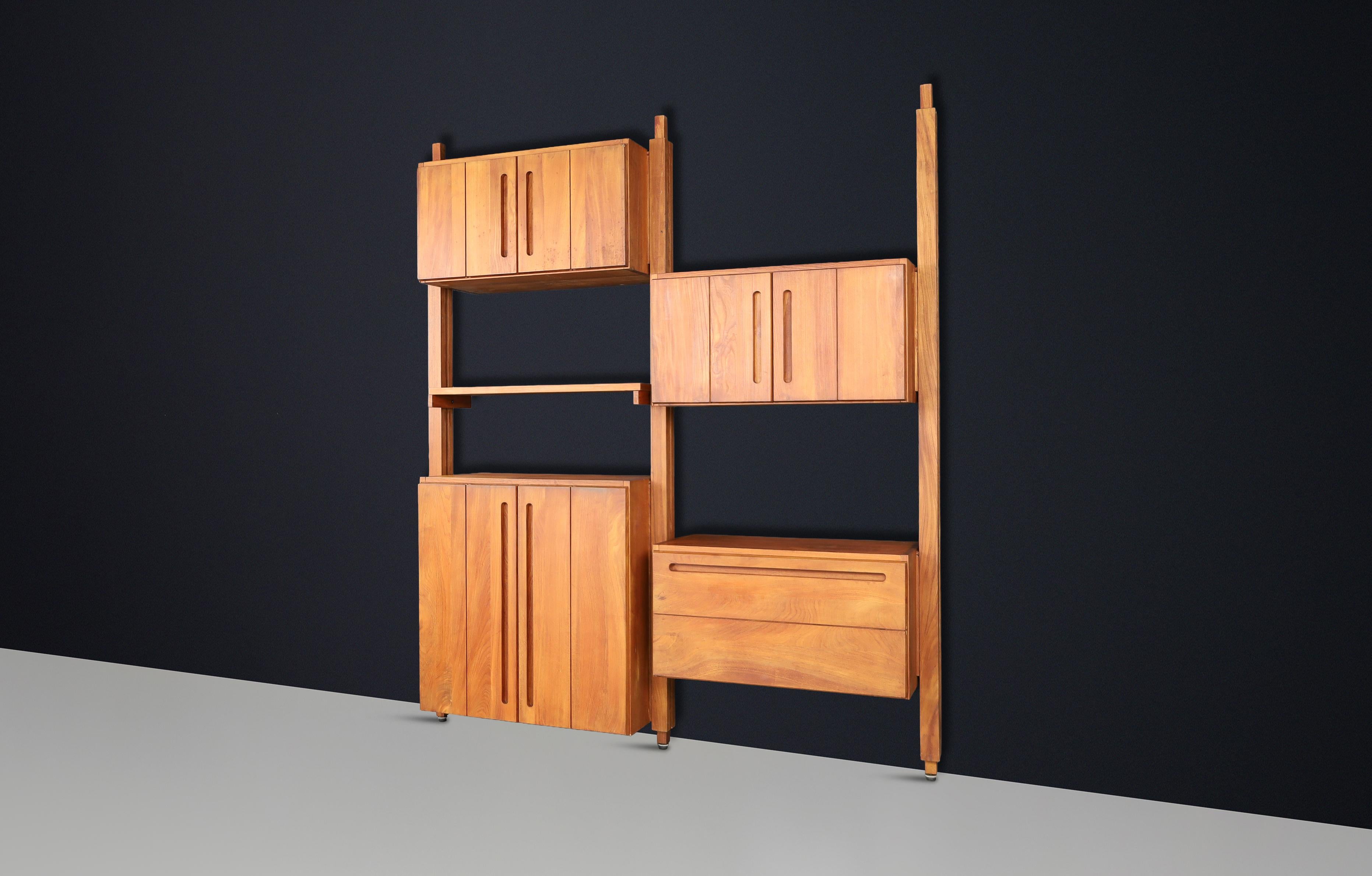 Modular Elmwood Bookcase in the Style of Pierre Chapo, France, 1960s

This modular wall unit, crafted in solid elmwood, embodies the timeless aesthetic and craftsmanship associated with French design of the 1960s. Executed in the style of Pierre