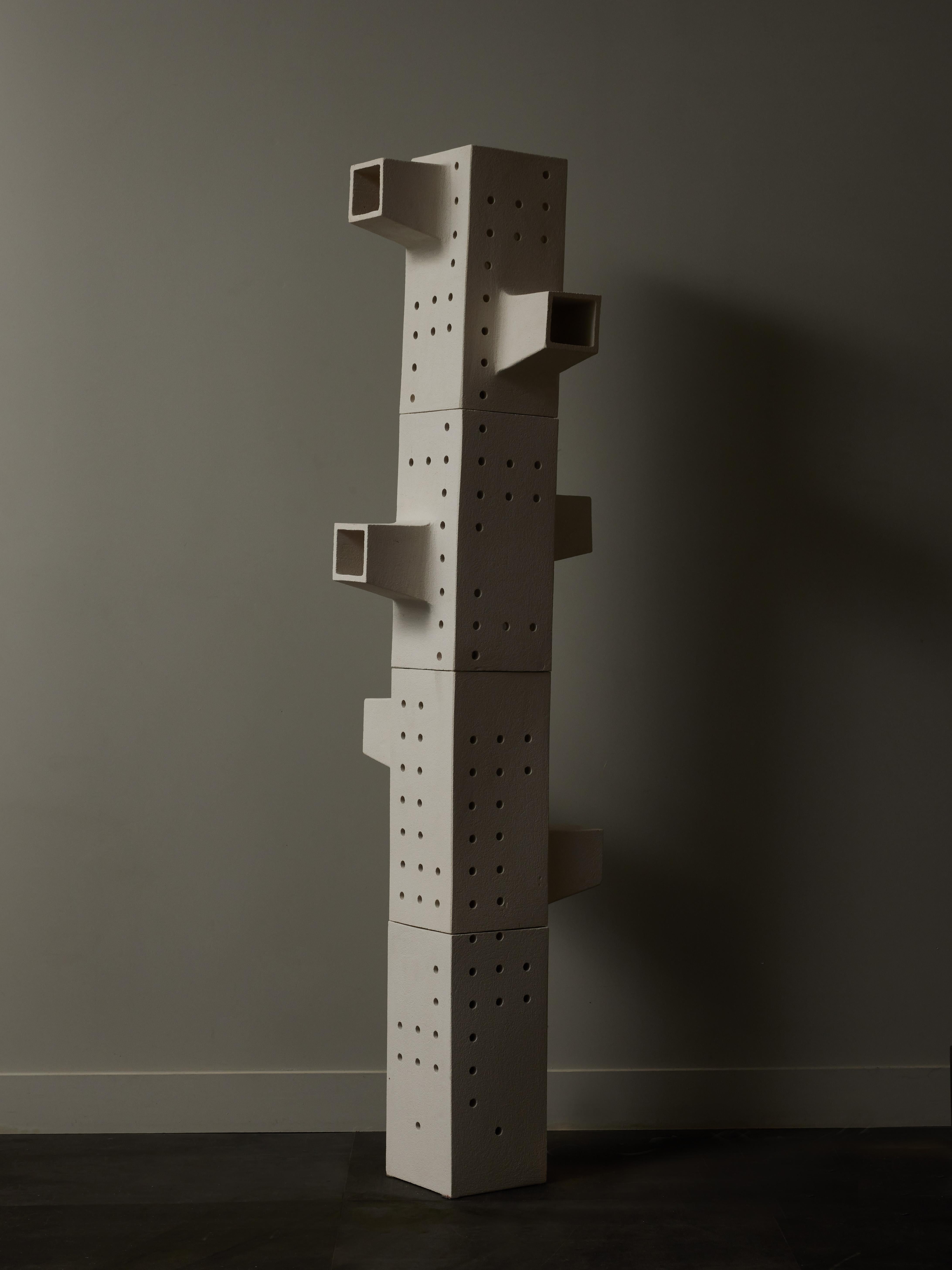 Lampadaire modulaire composé de quatre pièces rectangulaires en céramique avec des décors à trous laissant passer la lumière
Réalisé par le céramiste contemporain français Frédéric Bourdiec