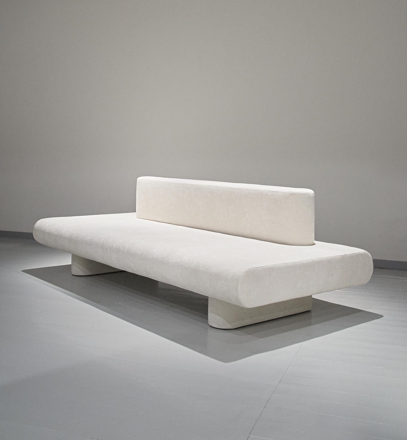 La nueva colección modular Flowers de Olga Engel se compone de un sofá y sillas modulares. Las sillas pueden conectarse entre sí de forma múltiple. Flores es una alusión a la sencilla composición de flores de campo blancas. Un sofá blando con una