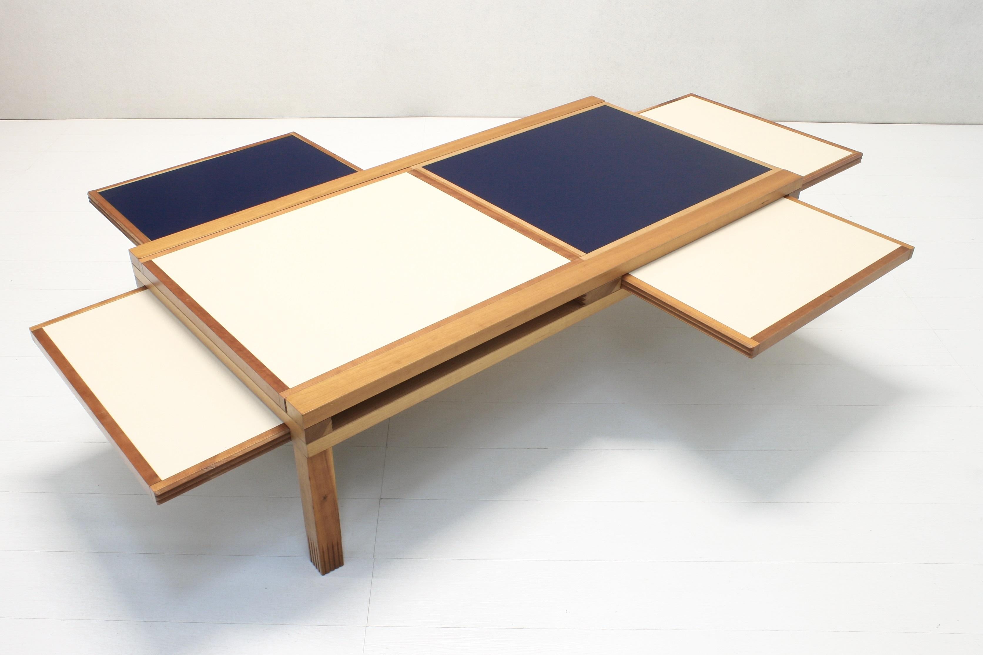 Cette construction modulaire de table basse a été conçue par Bernard Vuarnesson et vous permet de créer votre propre composition à l'aide des six plateaux interchangeables, tous dotés d'une surface bicolore, blanc cassé et bleu profond.