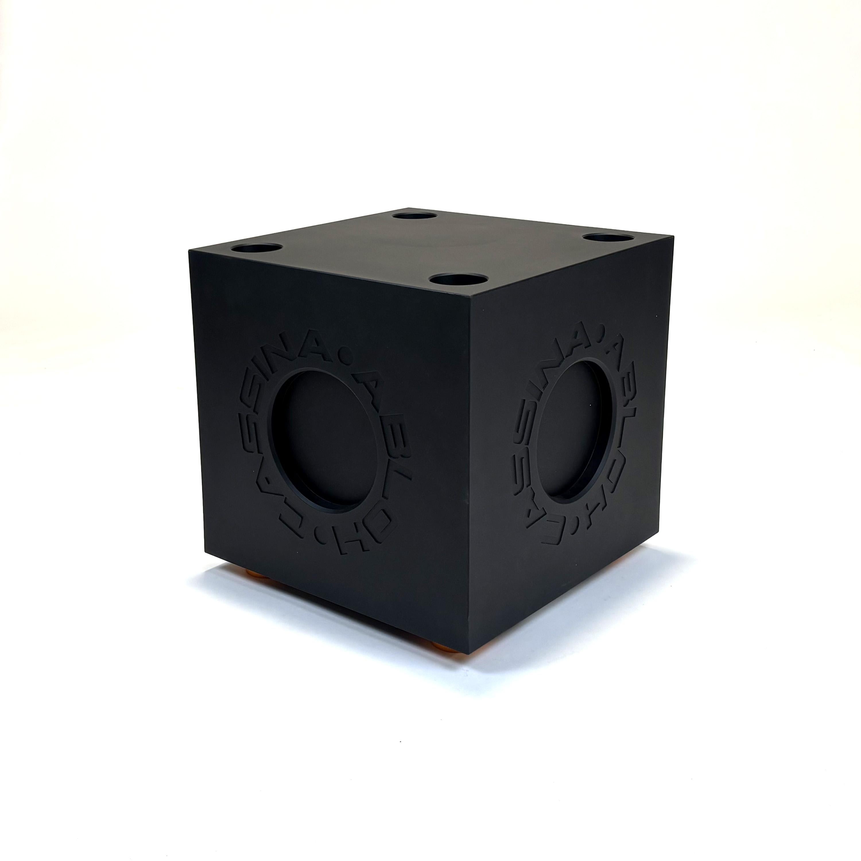 Immaginazione modulare di Virgil Abloh per Cassina
2022

Telaio in legno riciclato, pad in poliuretano e verniciato in elastomero.
Piedi in gomma arancione.

Blocchi modulari che possono essere impilati e disposti per creare sedute e tavoli.
Include