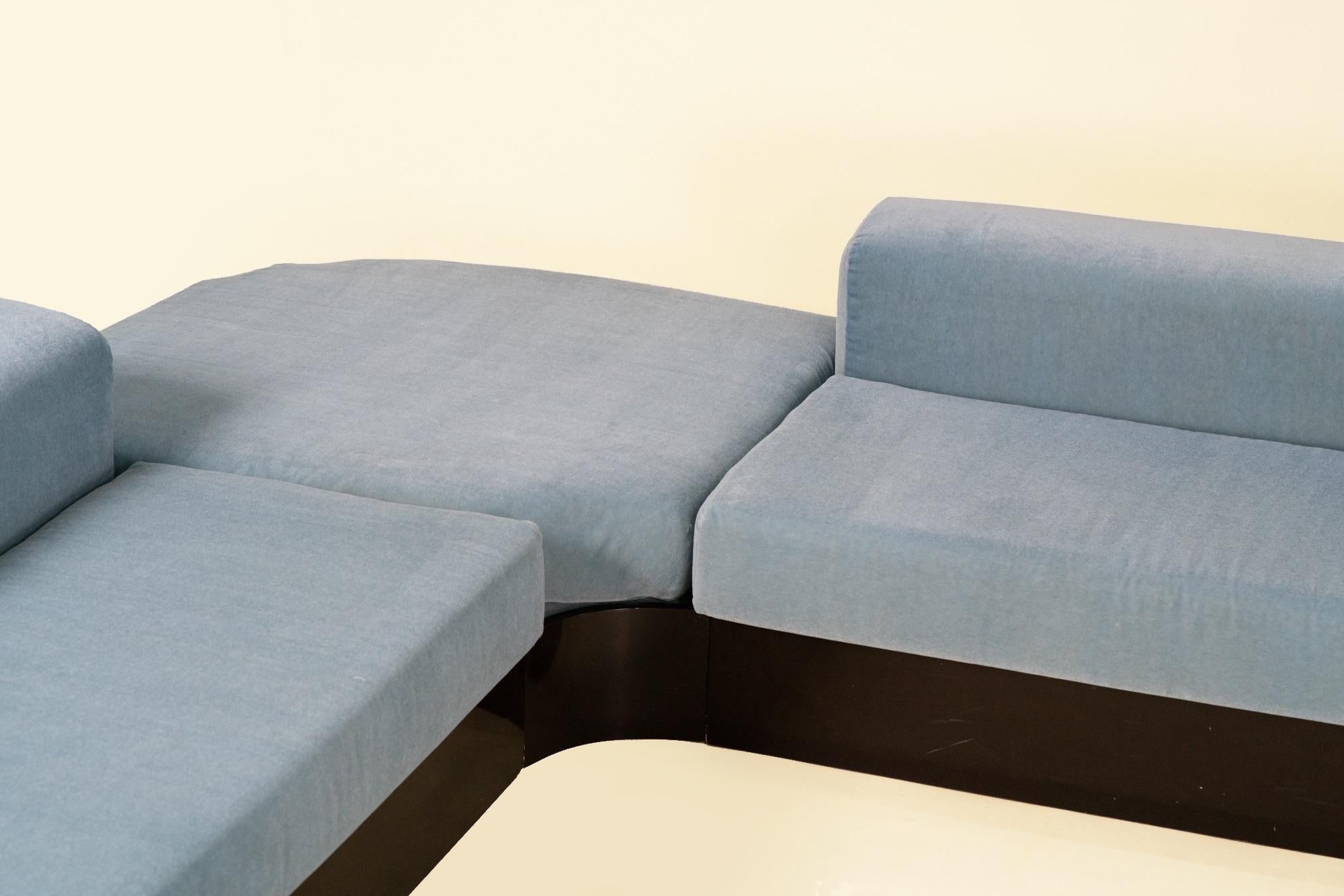 Modular Italian 1970 Wooden Lacquered Sofa Reupholstered in Dedar Mohair For Sale 8