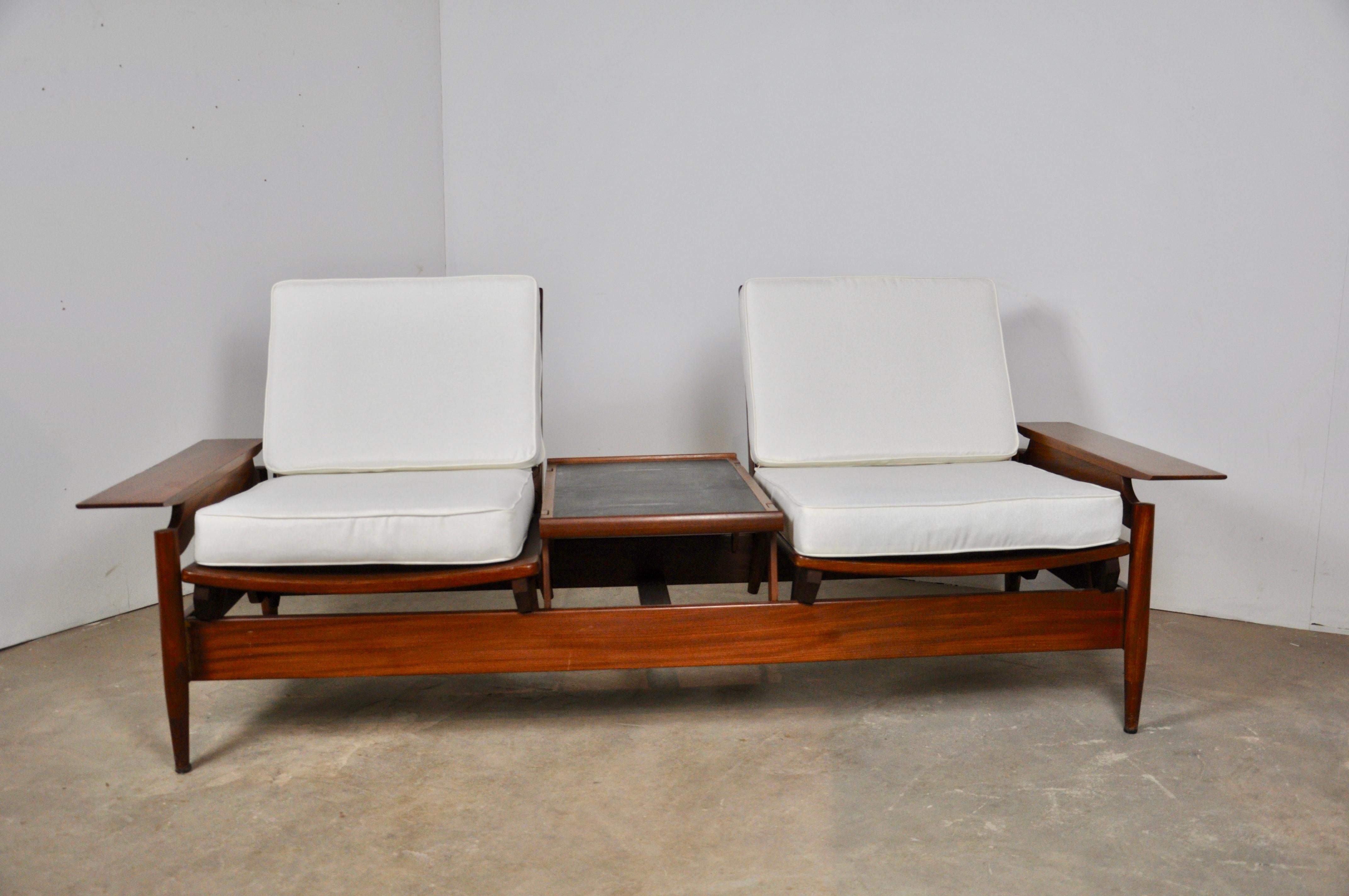 Modular bench (see photo) it is composed of two armchairs, a teak structure and a small table.
The cushions are removable, stamped under the armchair (see photo) small wear and tear and restoration (see photo).