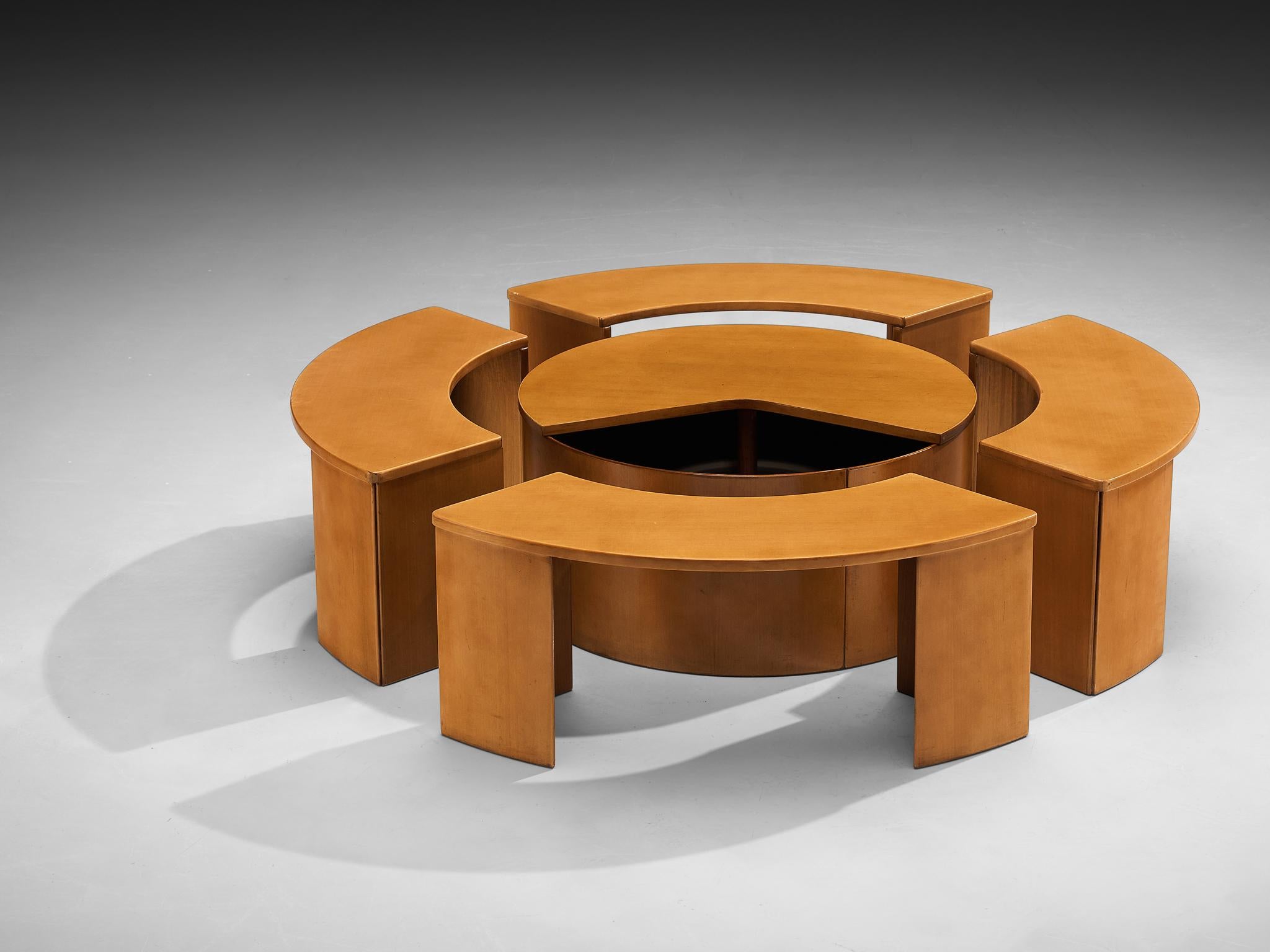 Tavolino con panche, ciliegio, plastica, Italia, anni '70

Straordinario esempio di artigianato italiano, questo particolare tavolino fonde la funzionalità con il fascino estetico degli anni Settanta. Al centro del suo design c'è un tavolo rotondo