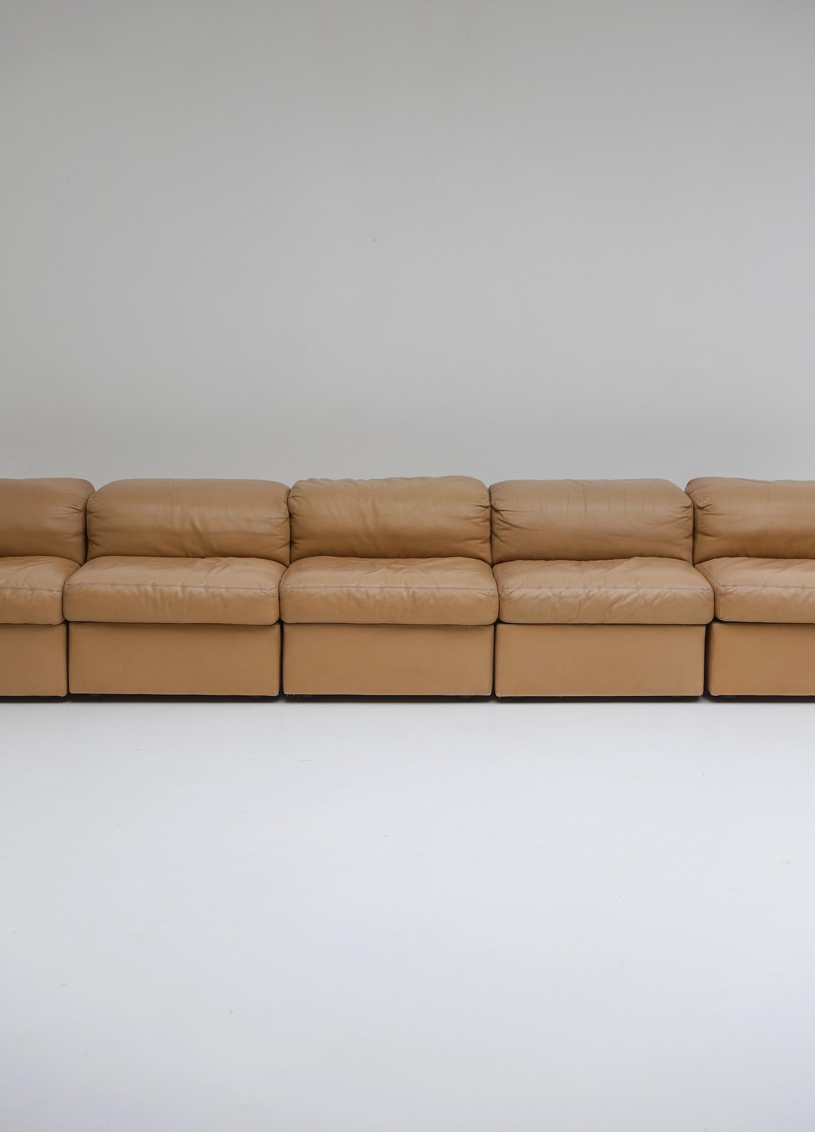 Beautiful modular jeep sofa, manufactured by Durlet, Belgium, 1970s. The sofa consists of five seating elements and is made in a quality leather. The elements can be attached to each other with metal chrome hooks that can be found underneath the