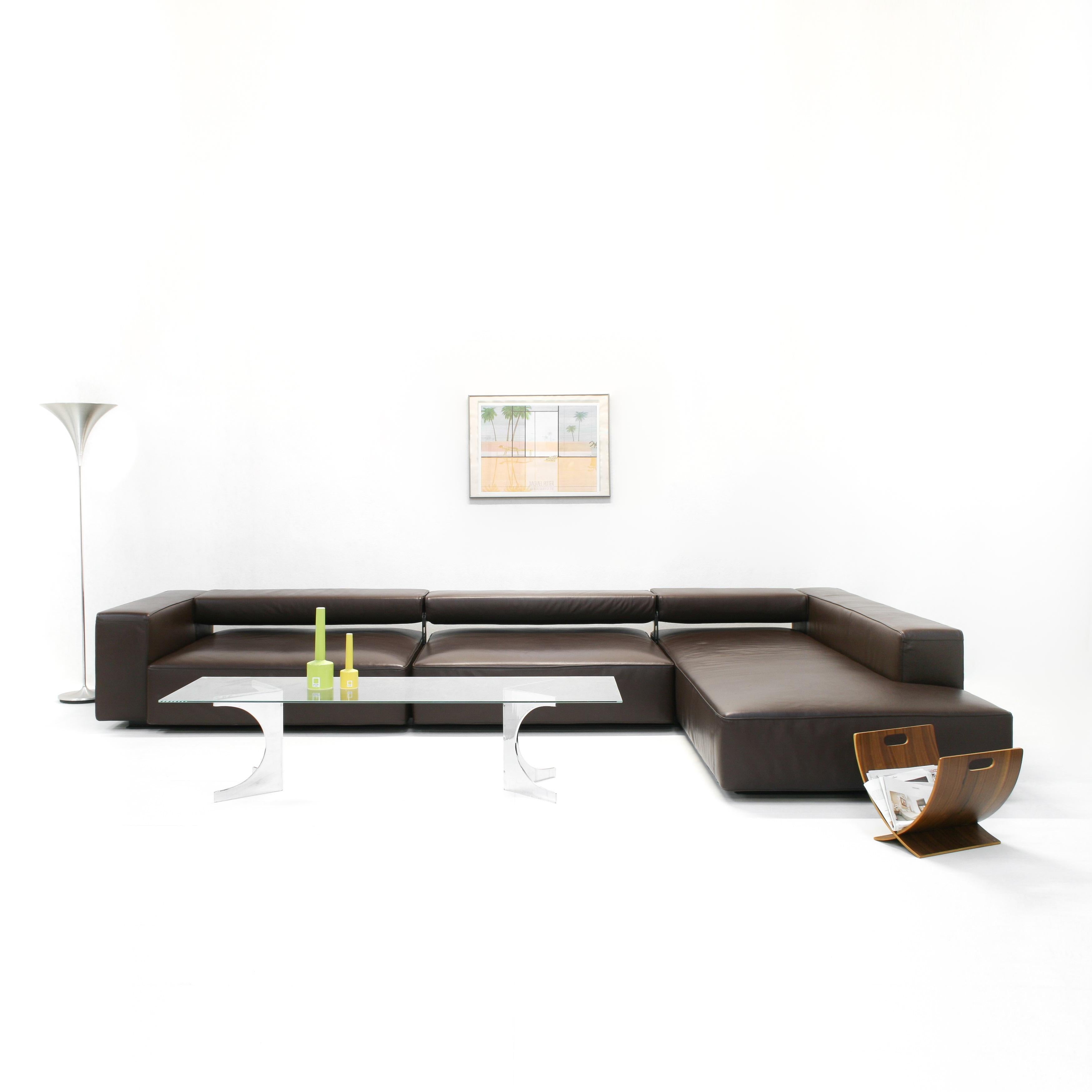 The Andy sofa was Paolo Piva's last design. This landscape sofa in chocolate brown leather with adjustable seat depth and chaise longue is generously proportioned. The back can change its inclination from a horizontal and more modern position to a