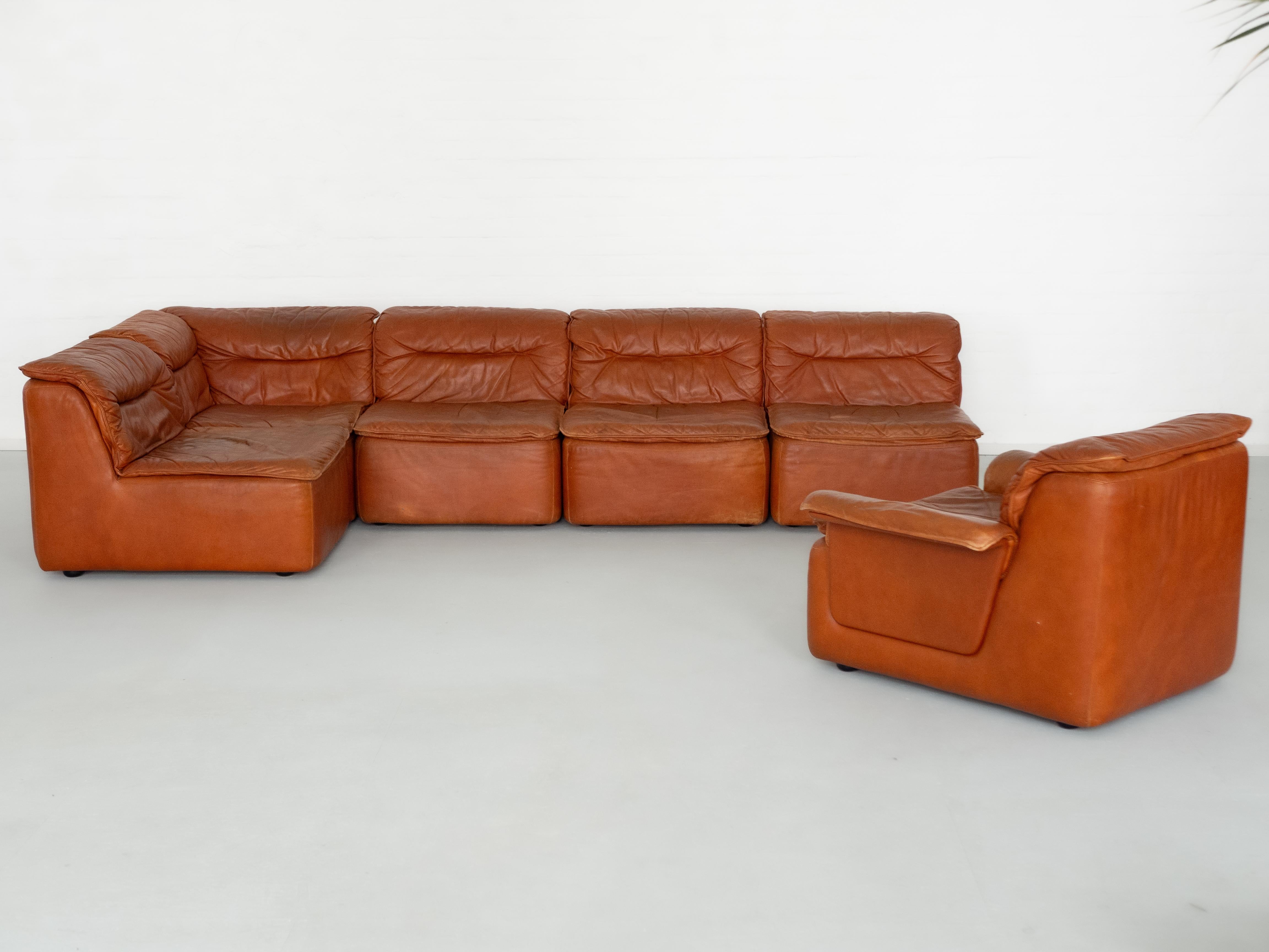 Proposé à la vente, un rare canapé modulaire de Dreipunkt International, composé de six éléments individuels qui peuvent être librement agencés pour s'adapter à votre espace. Rembourrée en cuir Nappa de haute qualité de couleur cognac, cette pièce