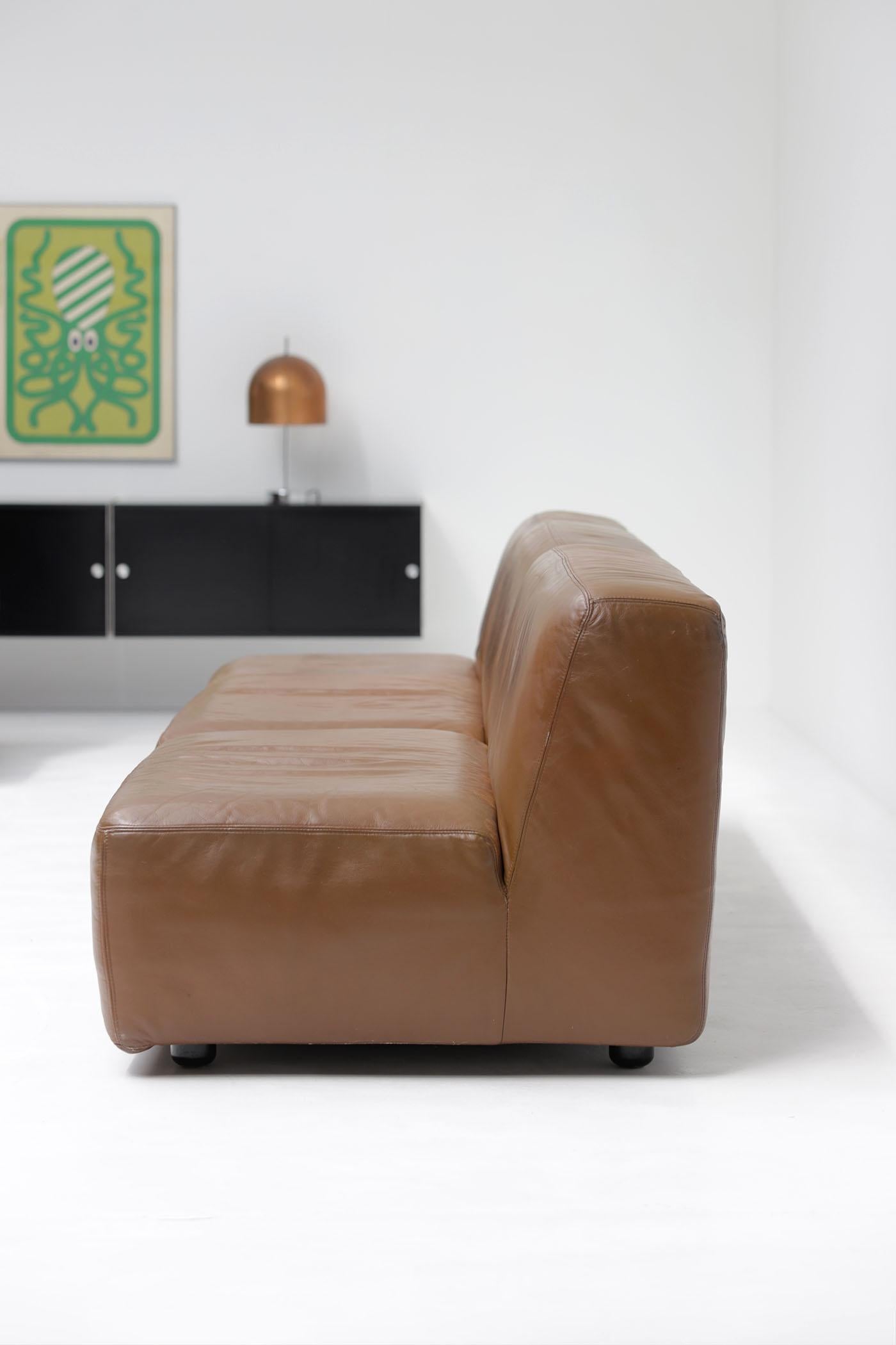 Sofá modular de cuero, fabricado por Durlet, Bélgica, años 70. El sofá consta de cuatro elementos de asiento, 2 de dos plazas y 2 de una plaza. Los elementos se pueden unir entre sí con ganchos metálicos cromados que se encuentran debajo de los