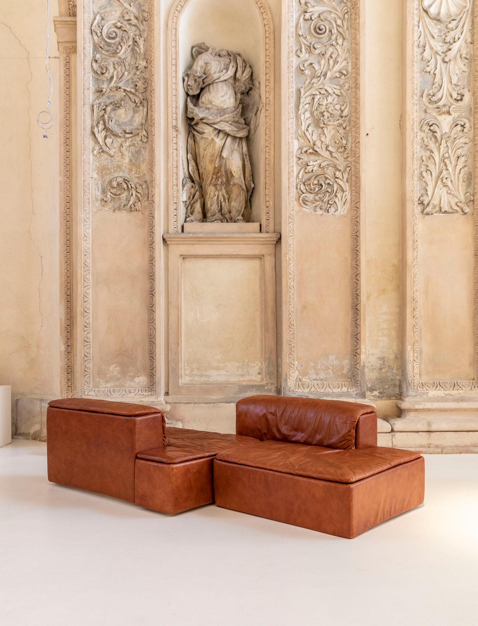 Modular Set of “Paione” Leather Sofa’s by Claudio Salocchi for Sormani.

Large modular sofas in brown leather, designed by Claudio Salocchi for Sormani. The complete set consists of two large pieces with back rest. The pieces can be arrange in