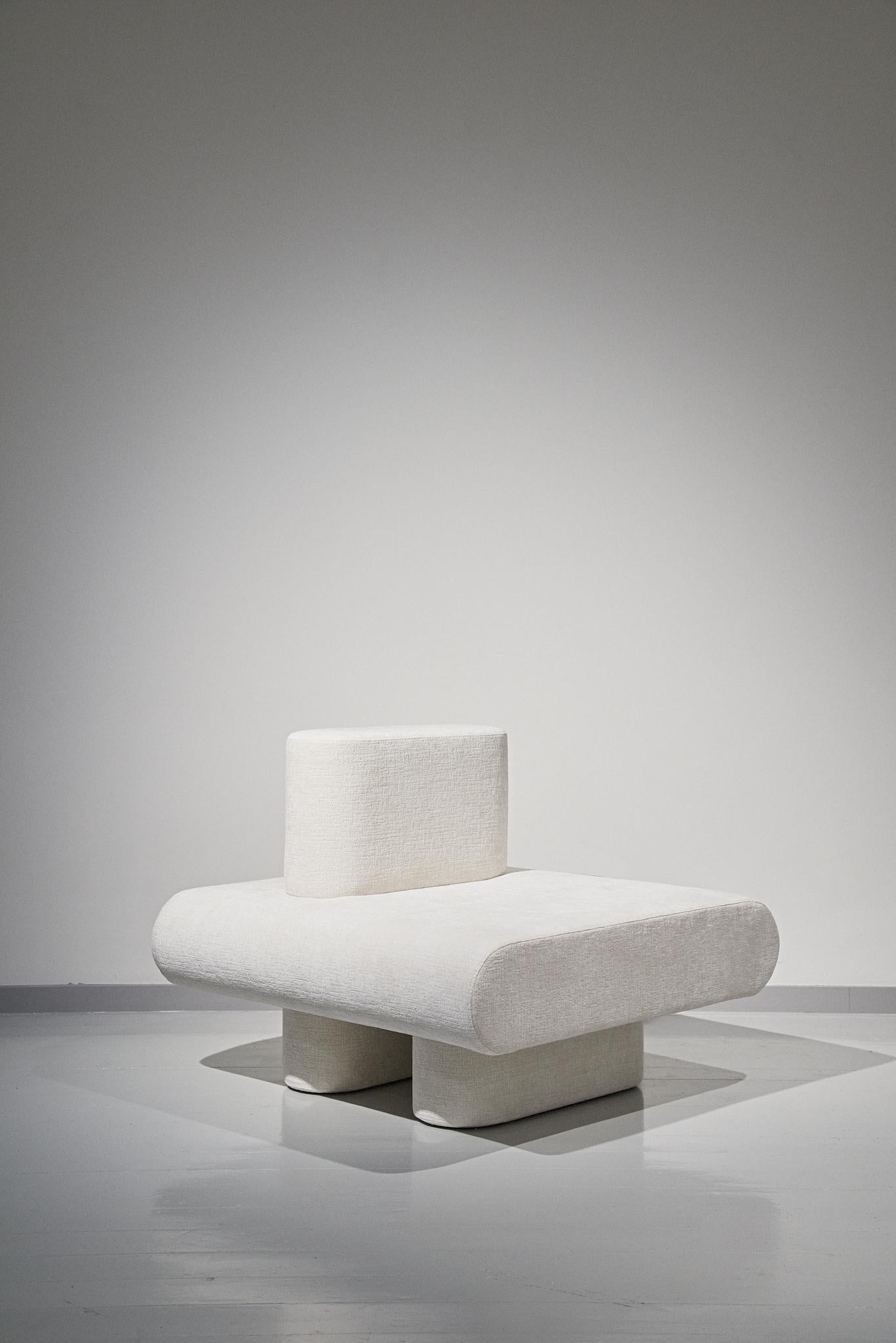 Die neue modulare Kollektion Flowers von Olga Engels besteht aus einem Sofa und modularen Stühlen. Charis können untereinander auf vielfältige Weise verbunden werden. Flowers ist eine Anspielung auf einfache weiße Feldblumen, die man sammeln und