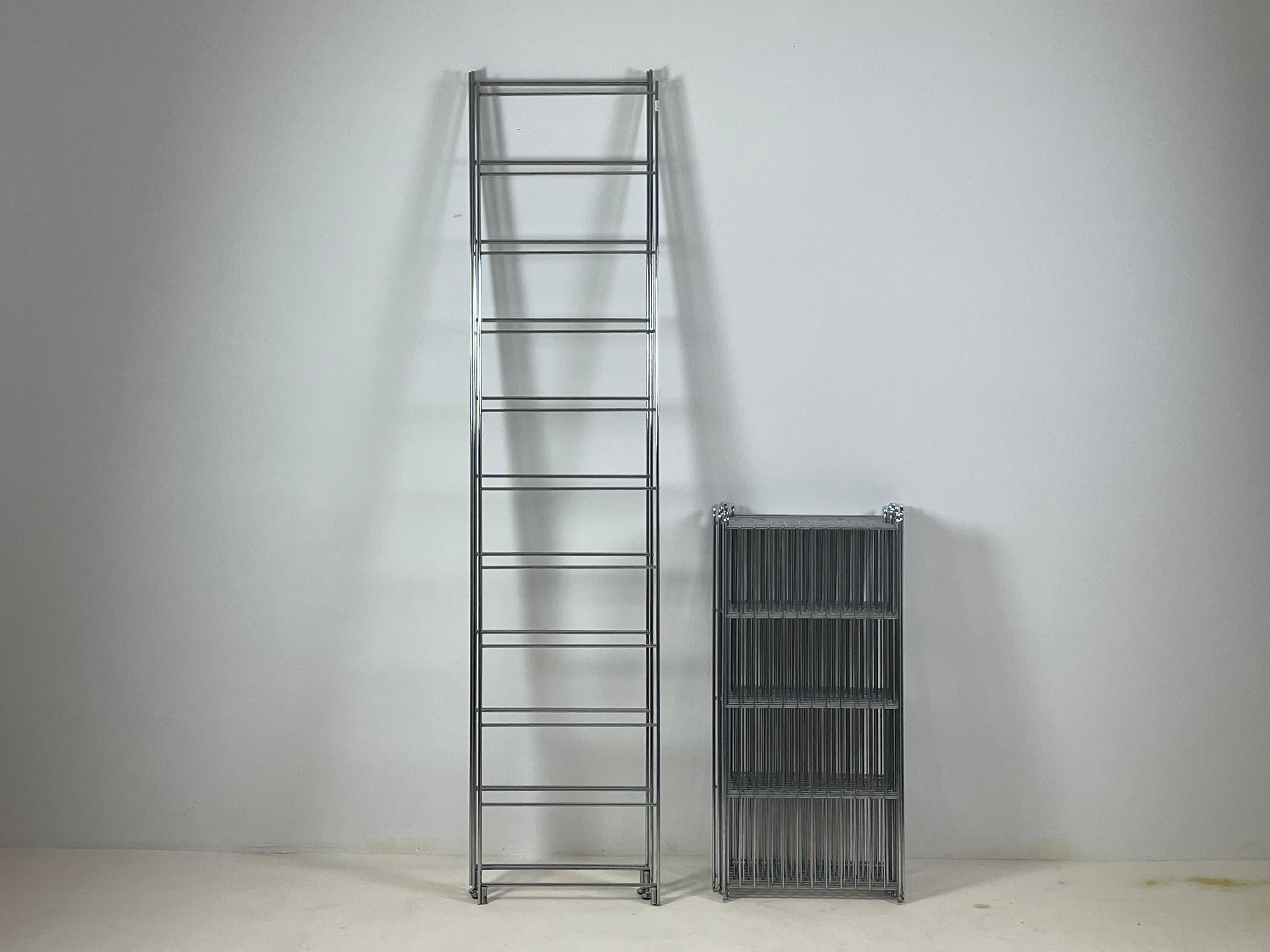 Scaffale modulare in metallo cromato realizzato negli anni '80 da Niels Gammelgaard per Ikea. Ideale per un arredamento vintage e per installare libri, luci, oggetti decorativi ecc. Le condizioni del set sono buone. Dimensioni: L 164 x P 39 x H 178