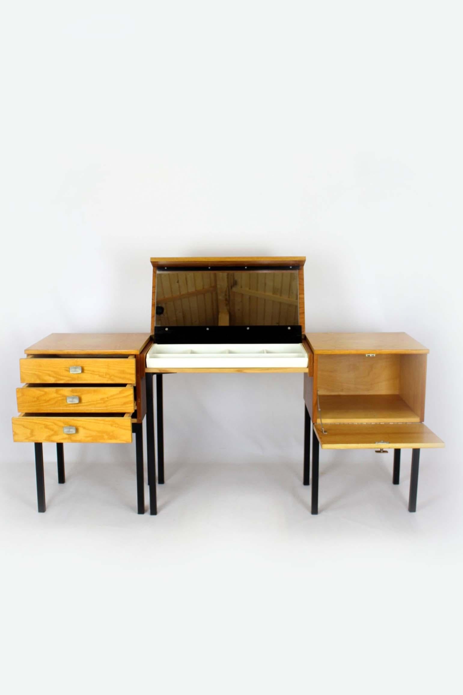 Tocador/escritorio modular de fresno de mediados de siglo con espejo, UP Zavody, años 70 en venta 6
