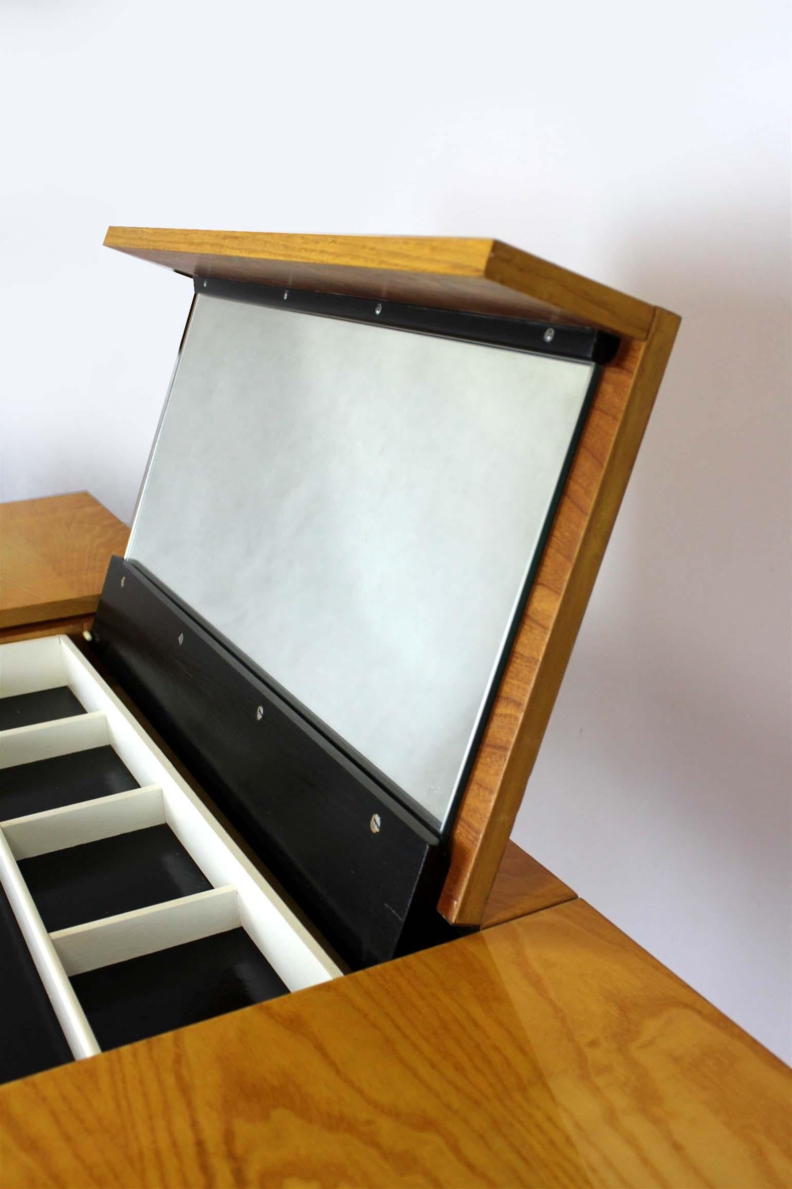 Tocador/escritorio modular de fresno de mediados de siglo con espejo, UP Zavody, años 70 en venta 7