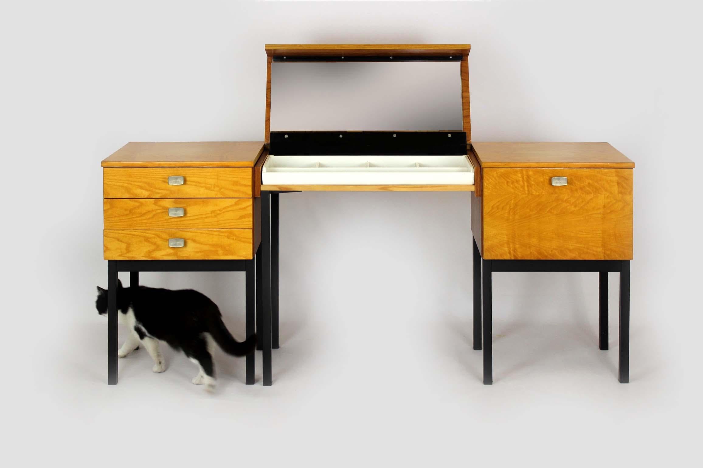 
Elegante tocador o tocador de mediados de siglo fabricado en Checoslovaquia en la década de 1970 por UP Závody Bučovice.

La pieza está hecha de chapa de fresno bellamente veteada y consta de dos partes:

Un mueble combinado: tocador central con