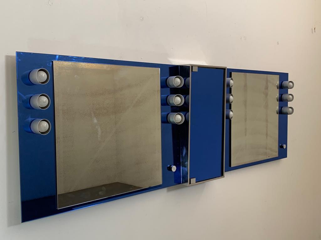 Specchio e mobile modulare doppio con luci di Veca.
L'imballaggio con pluriball e scatole di cartone è incluso. Se è necessario un imballaggio in legno (casse o scatole fumigate) per la spedizione negli Stati Uniti e all'estero, è richiesto un costo