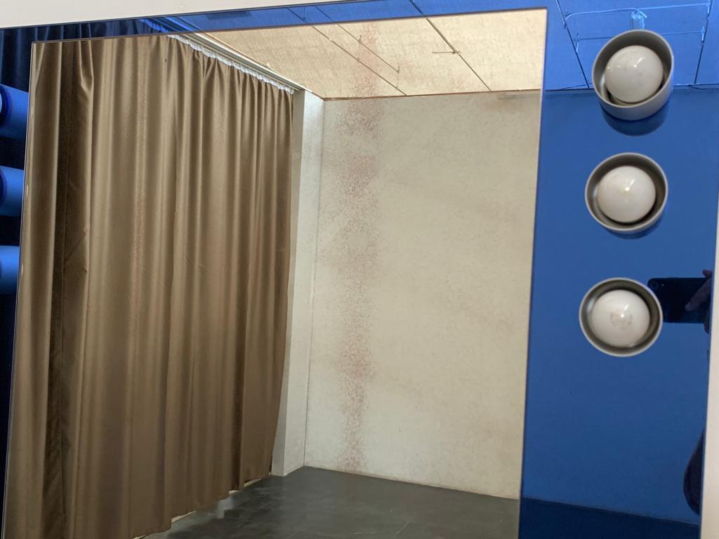 Italiano Specchio e mobiletto modulare di Veca, anni '70, set di 3 in vendita