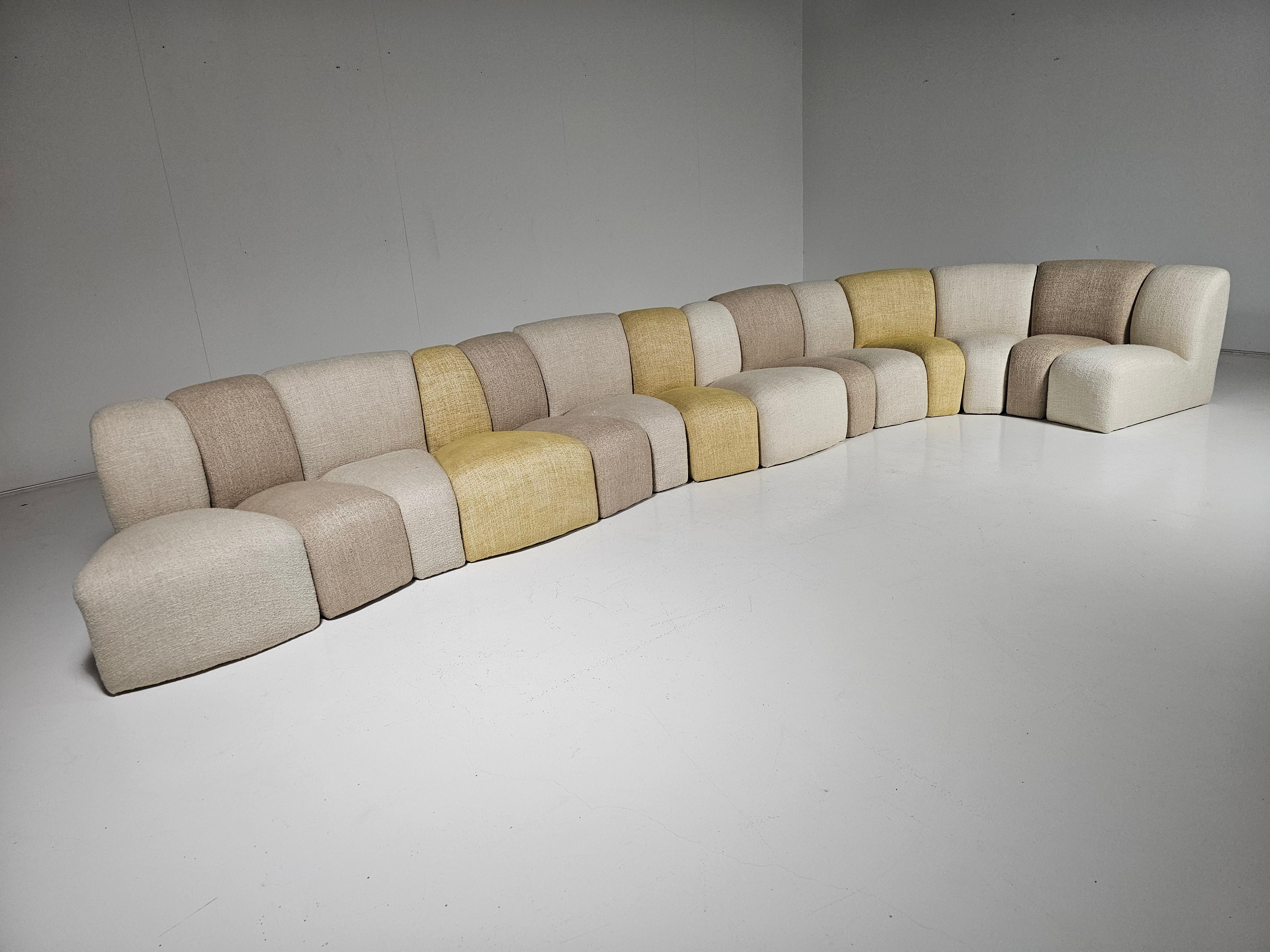 Il divano Mississippi (1965), progettato dal maestro francese Pierre Paulin per Artifort, è un vero classico del design. La sua forma modulare e ondulata cattura il ritmo di un fiume serpeggiante, trasformando qualsiasi stanza in uno spazio di