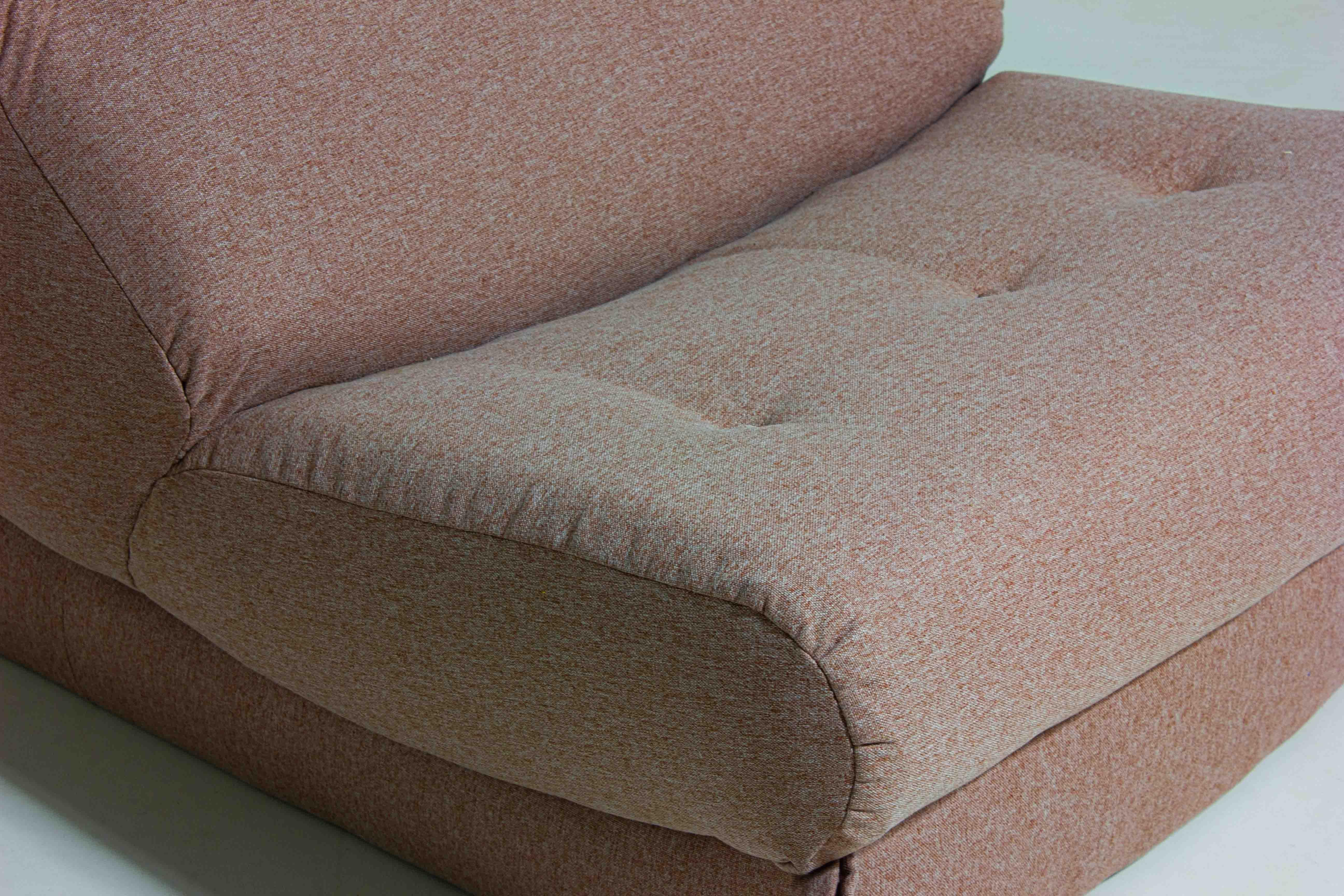 Canapé modulaire Nuvolone en tissu rose de Rino Maturi, 1970, 5 modules en vente 4
