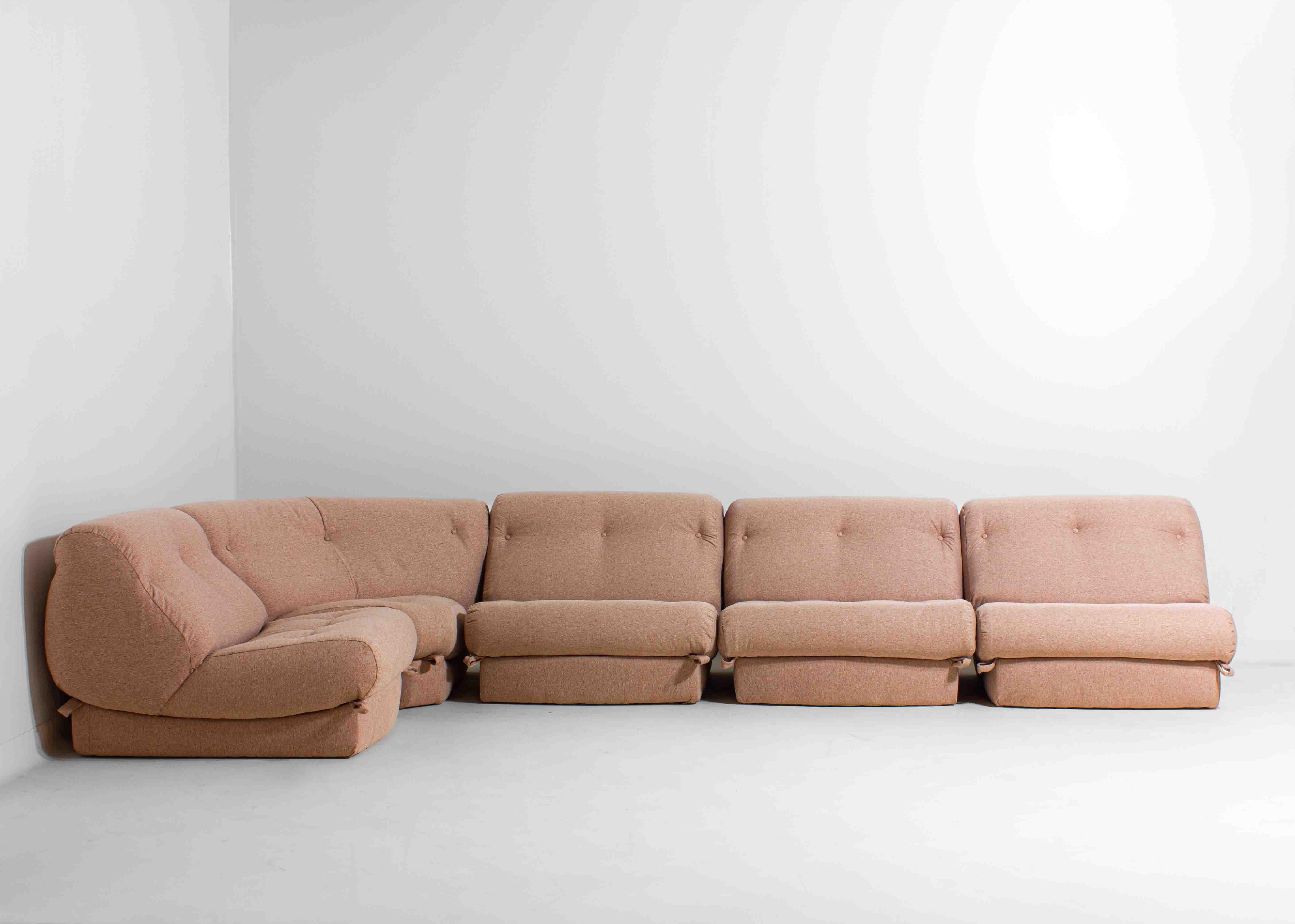 Ce canapé Nuvolone rembourré, conçu par le designer italien Rino Maturi dans les années 1970, est une pièce remarquable du mobilier modulaire. Son nom, qui signifie 