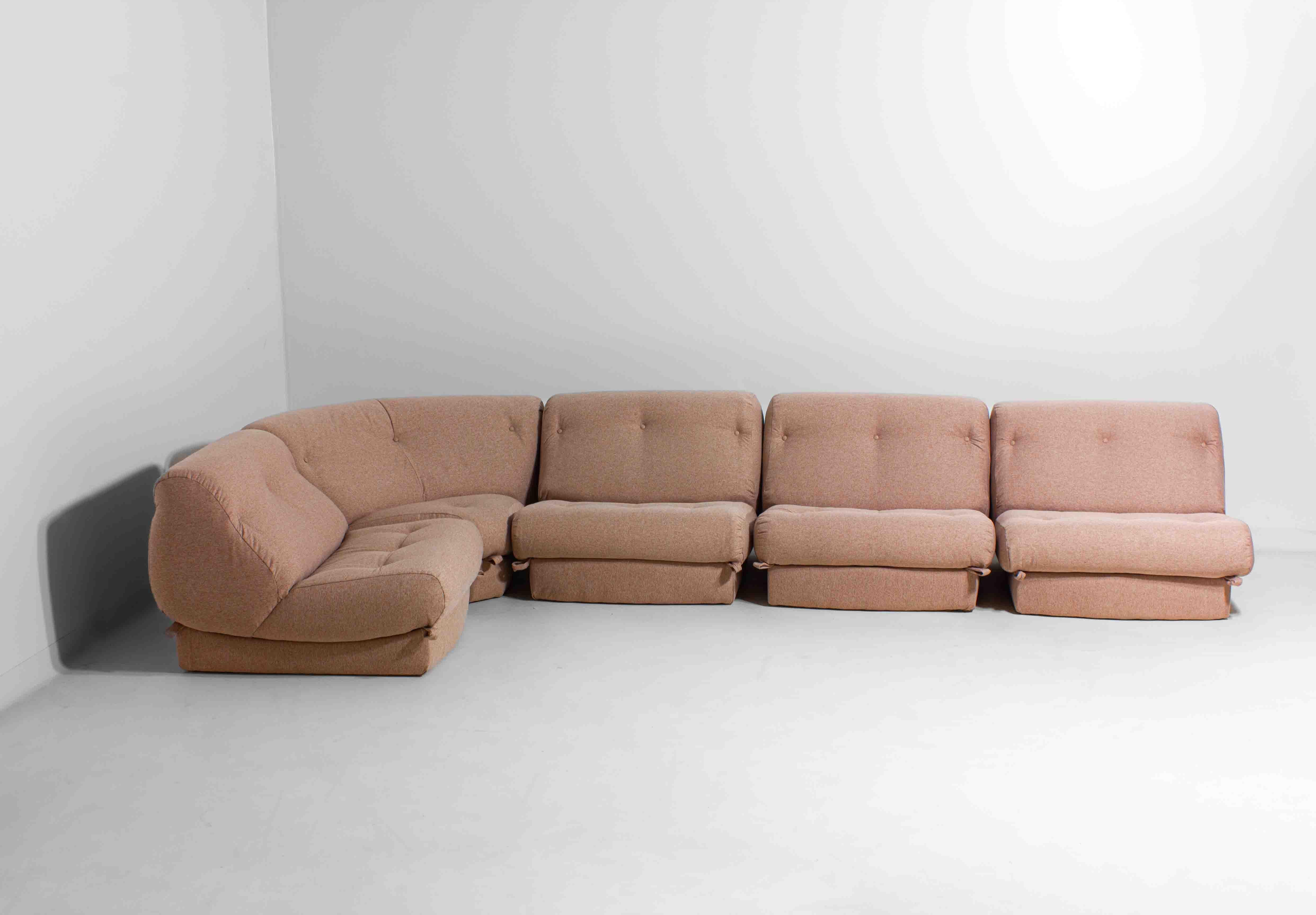 Mid-Century Modern Canapé modulaire Nuvolone en tissu rose de Rino Maturi, 1970, 5 modules en vente