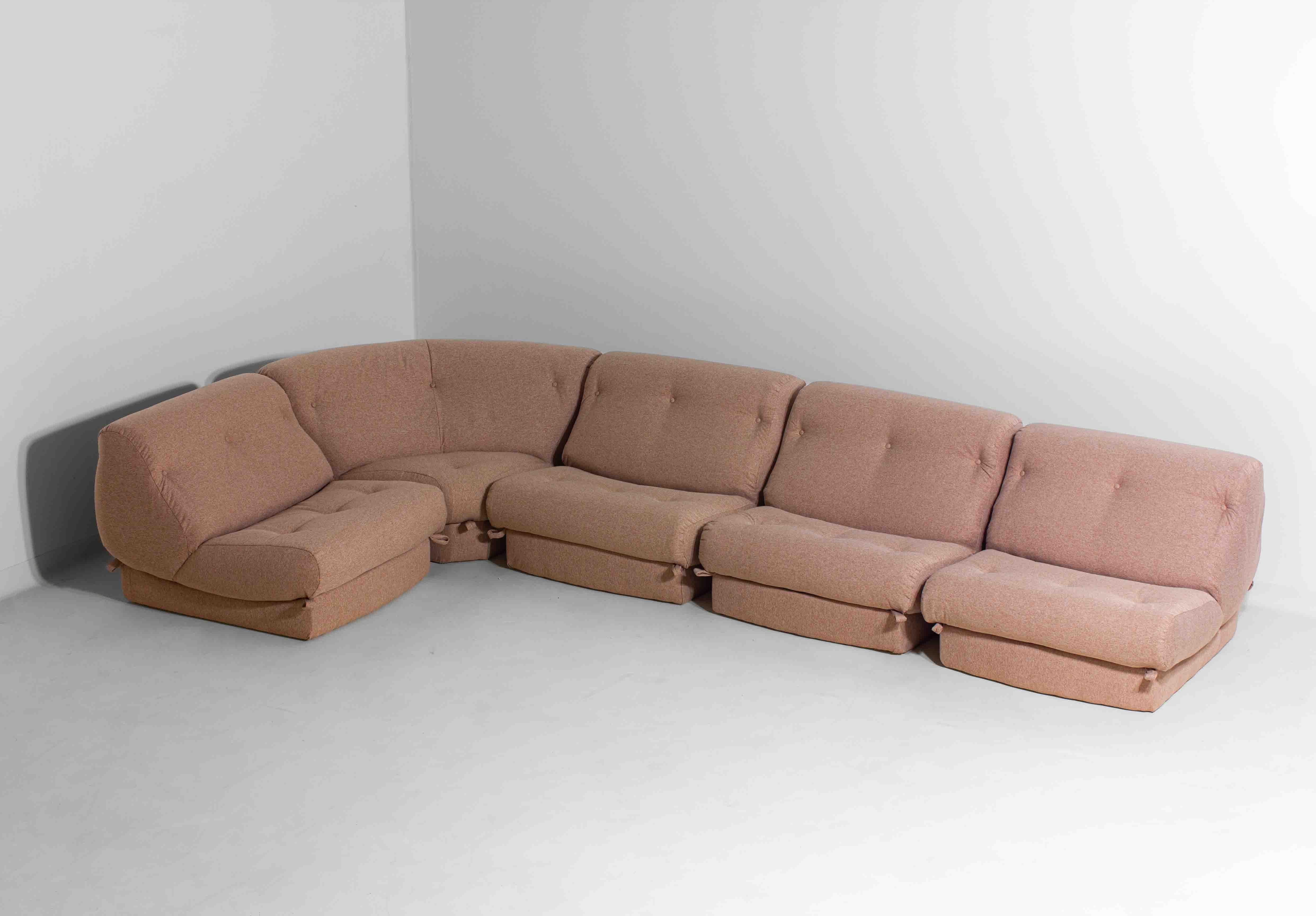 italien Canapé modulaire Nuvolone en tissu rose de Rino Maturi, 1970, 5 modules en vente