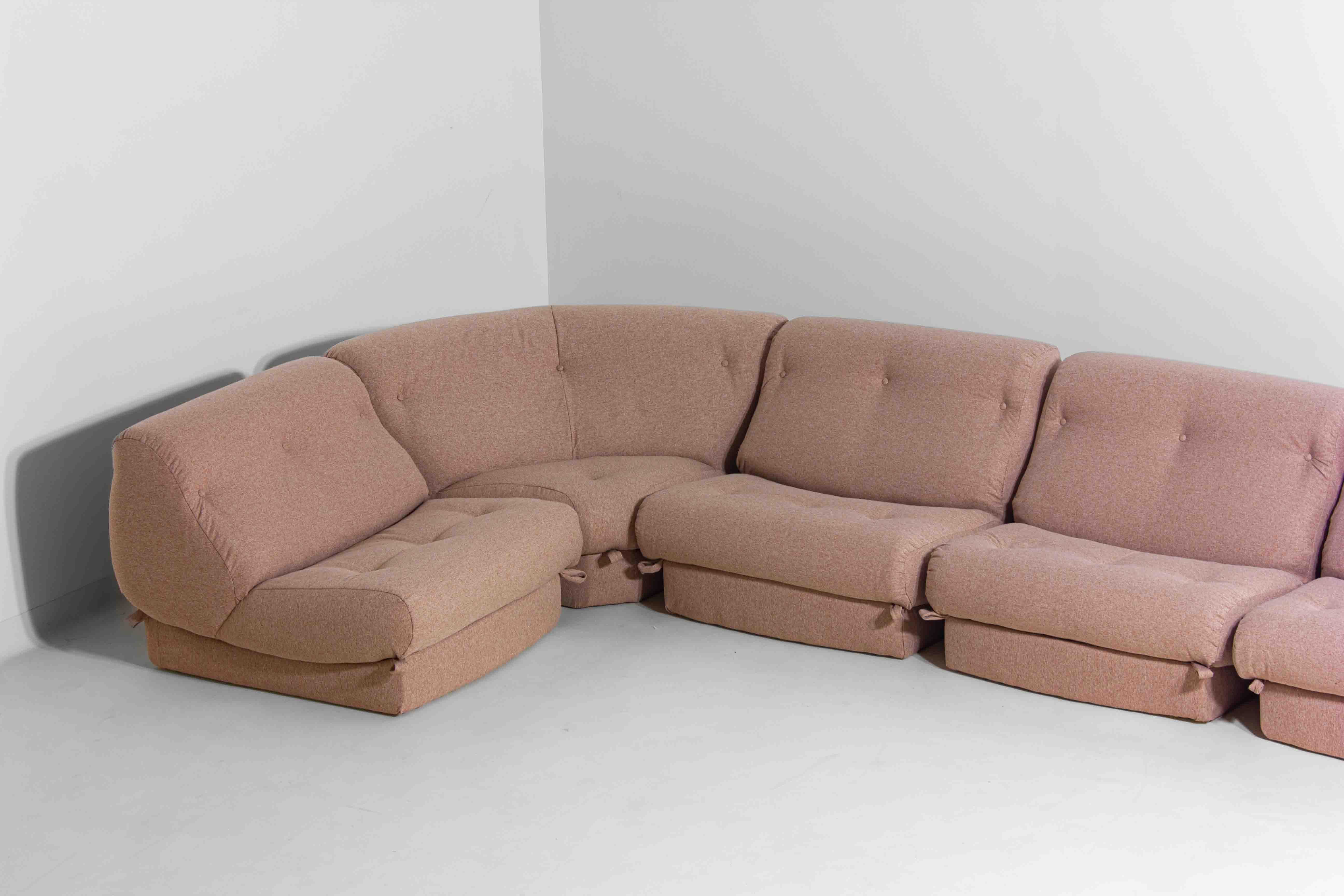 Canapé modulaire Nuvolone en tissu rose de Rino Maturi, 1970, 5 modules Bon état - En vente à Antwerpen, VAN