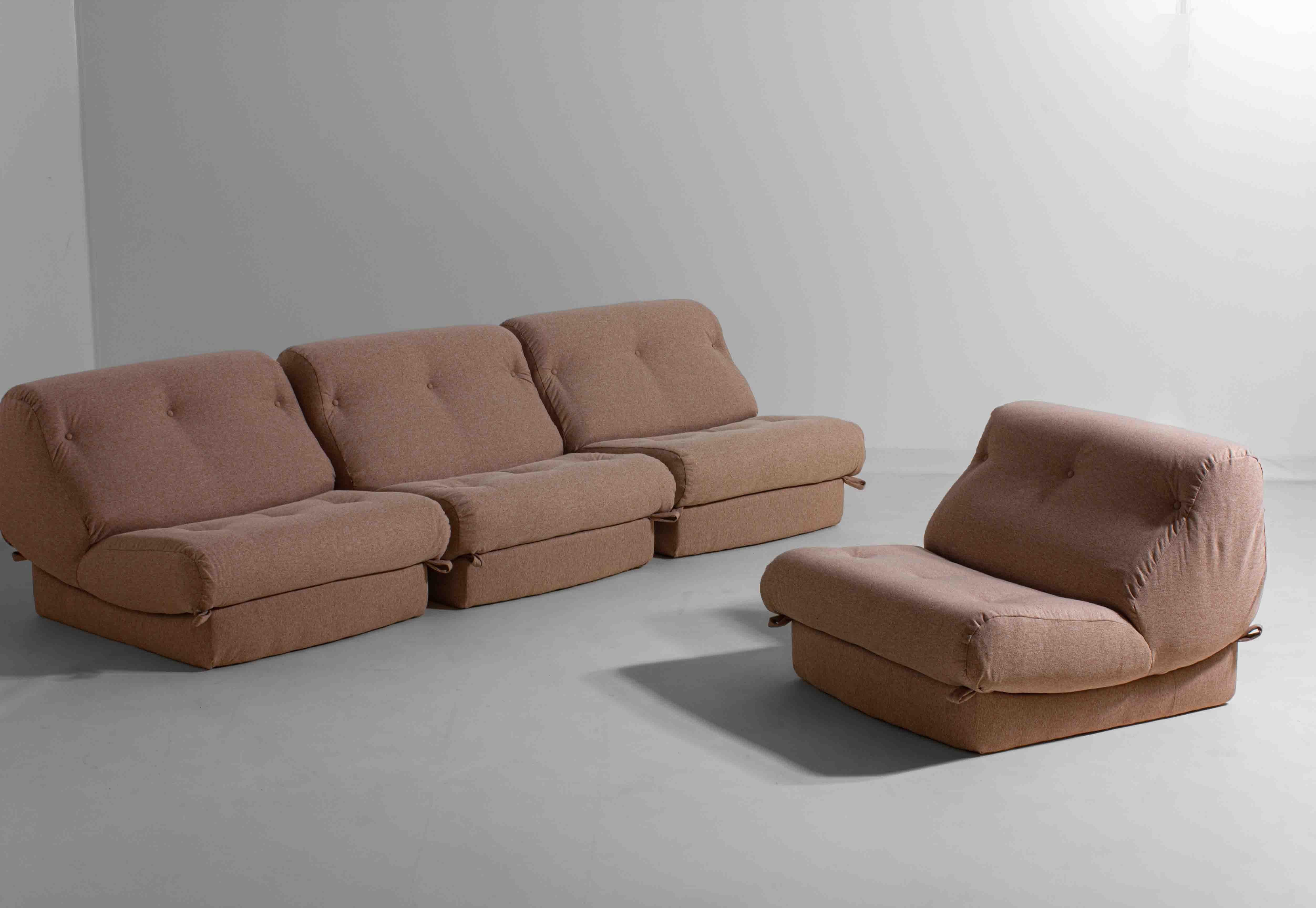 Fin du 20e siècle Canapé modulaire Nuvolone en tissu rose de Rino Maturi, 1970, 5 modules en vente
