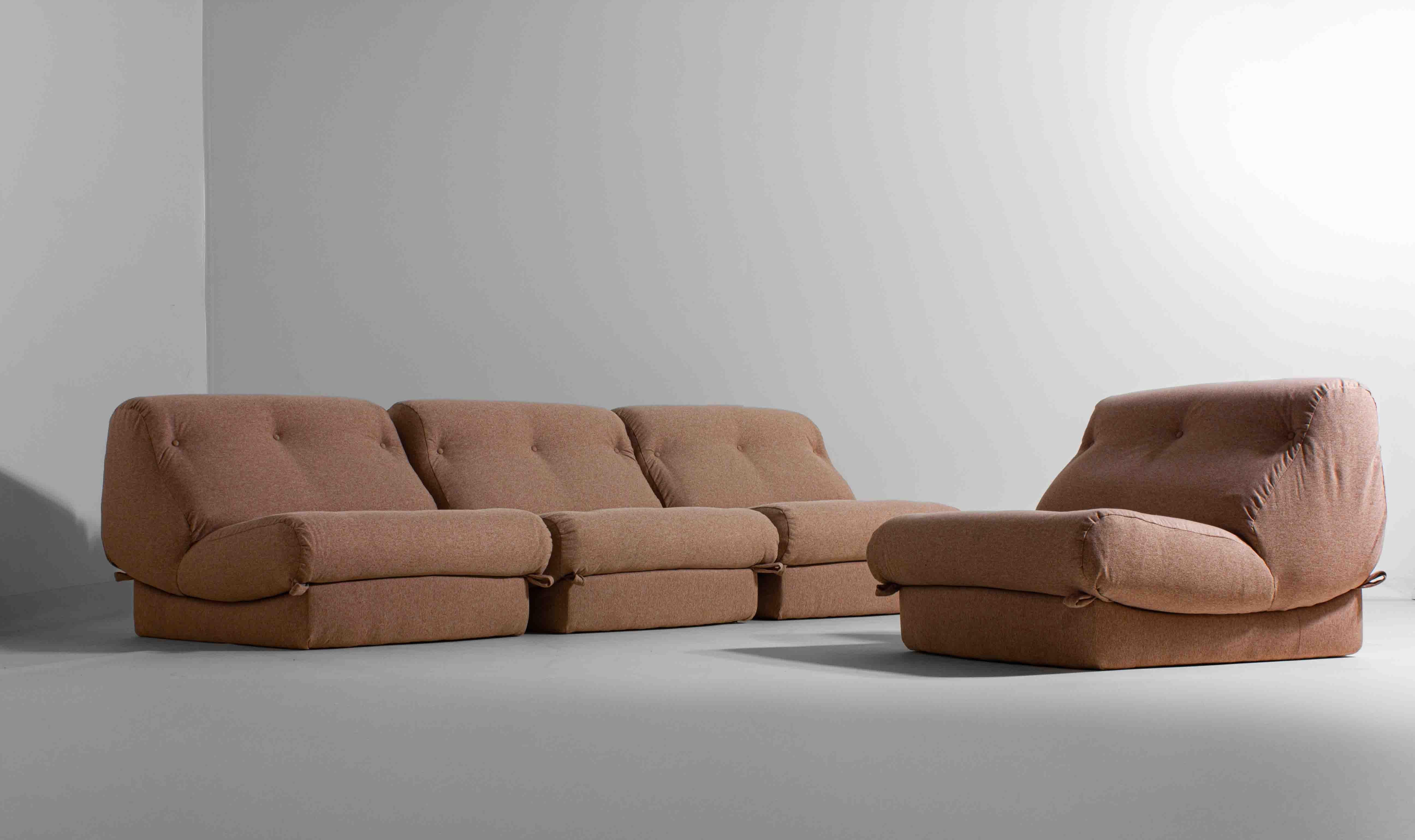 Tissu Canapé modulaire Nuvolone en tissu rose de Rino Maturi, 1970, 5 modules en vente