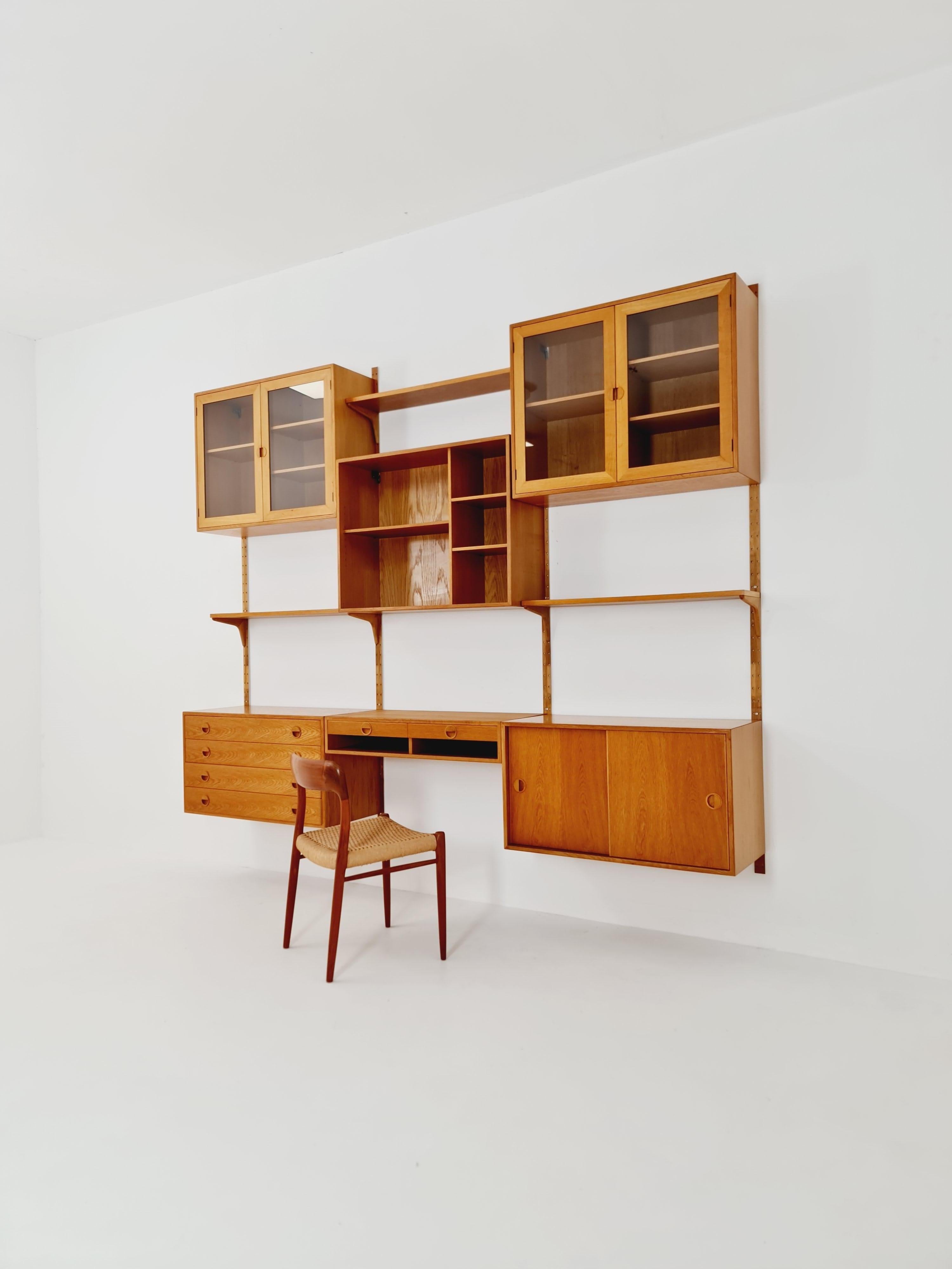 Sistema modulare danese moderno di scaffali in Oak di Hansen & Guldborg Mobler, Danimarca, anni '60


Design danese di H.G. Møbler

Anno di progettazione: 1960s

Dimensioni: :  41 D. x 270 L. x 220 H. cm 

È in ottime condizioni, tuttavia, come per