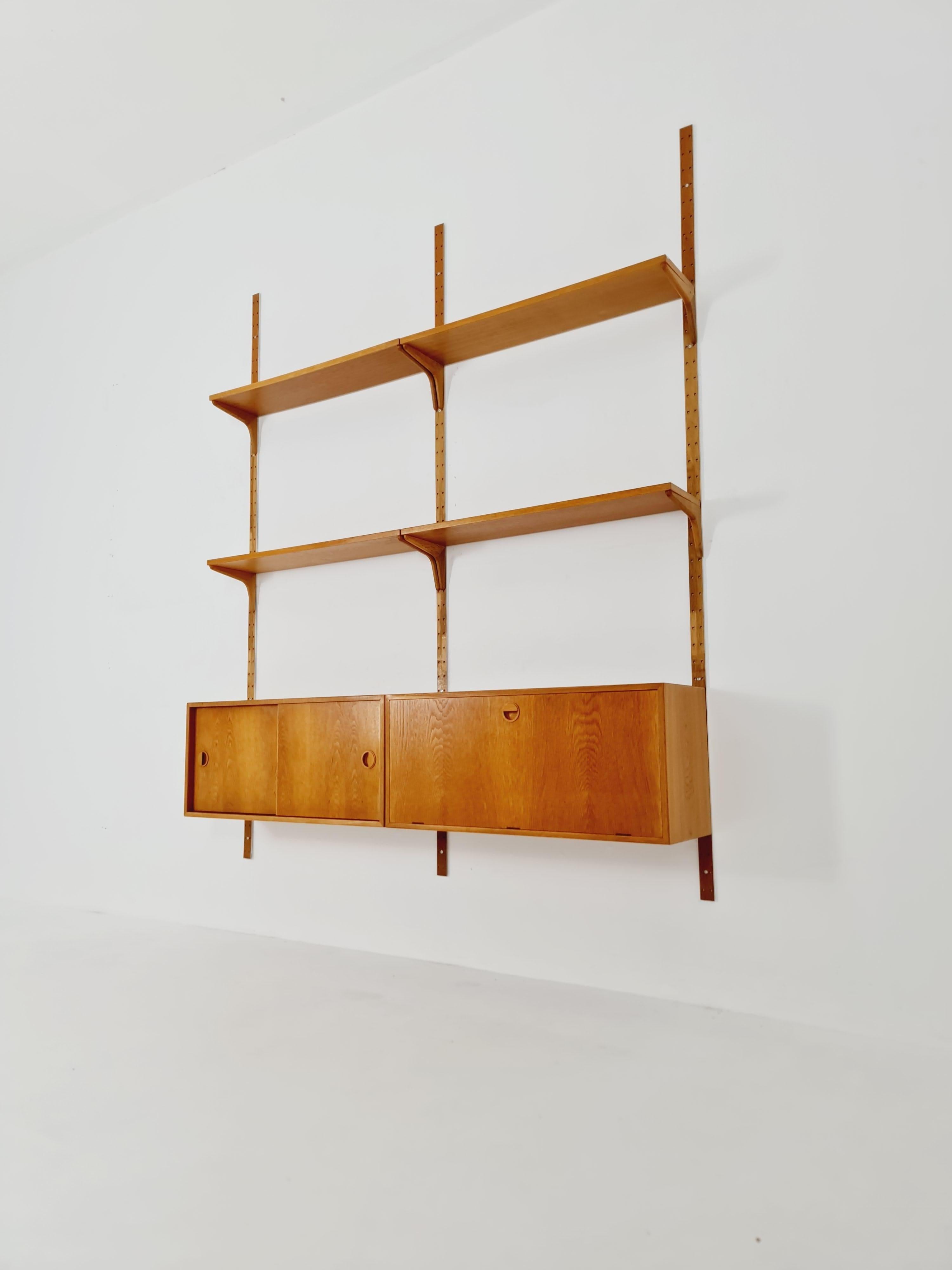 Sistema modulare danese moderno di scaffali in Oak di Hansen & Guldborg Mobler, Danimarca, anni '60


Design danese di H.G. Møbler

Anno di progettazione: 1960s

Dimensioni: :  30--- 22   D. A. x 179 L. x 220 H. cm 

È in ottime condizioni,