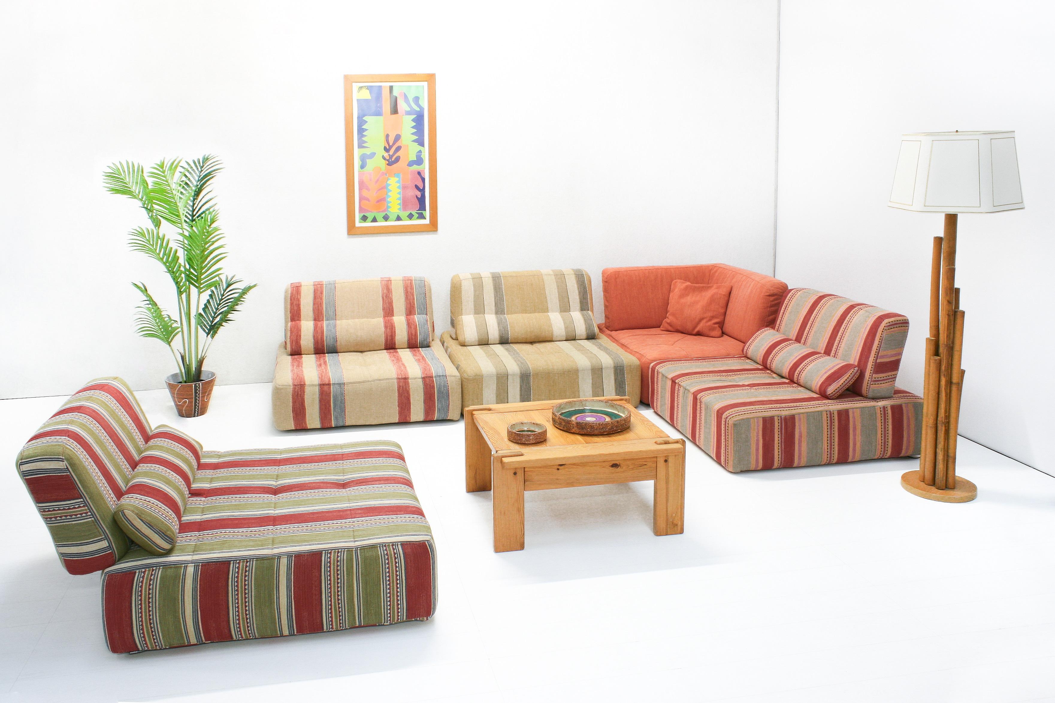 The Parcours sectional sofa was created by Sacha Lakic in 2005.

This version, with the recognisable Bohemian style Voyage Immobile fabric, was only produced for a limited time.

This set consists of 4 straight elements and 1 corner element. Each