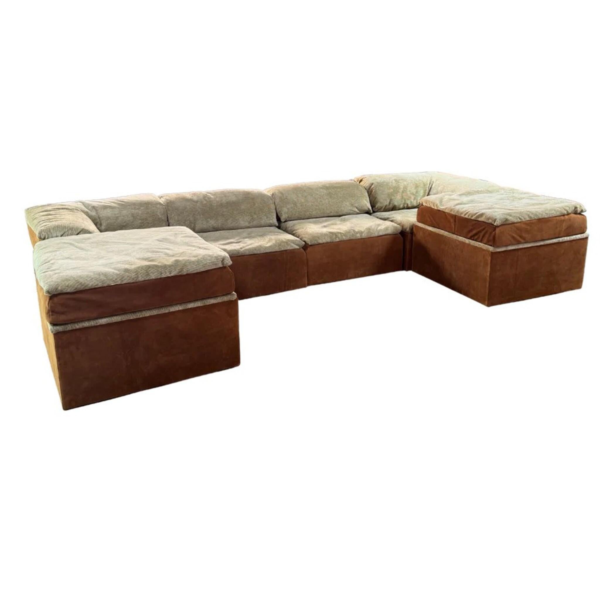 Diseñado por Hans Hopfer para Roche Bobois en la década de 1970, el sofá 