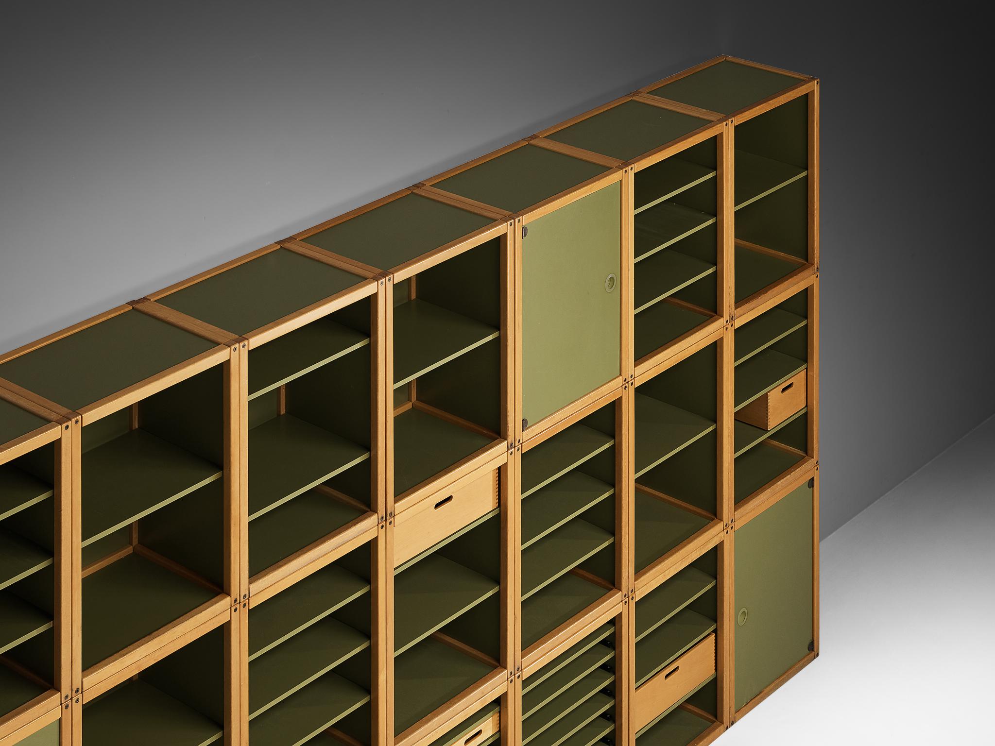 Modular 'Profilsystem' Wall Unit with Diverse Storage Compartments in Green In Good Condition For Sale In Waalwijk, NL