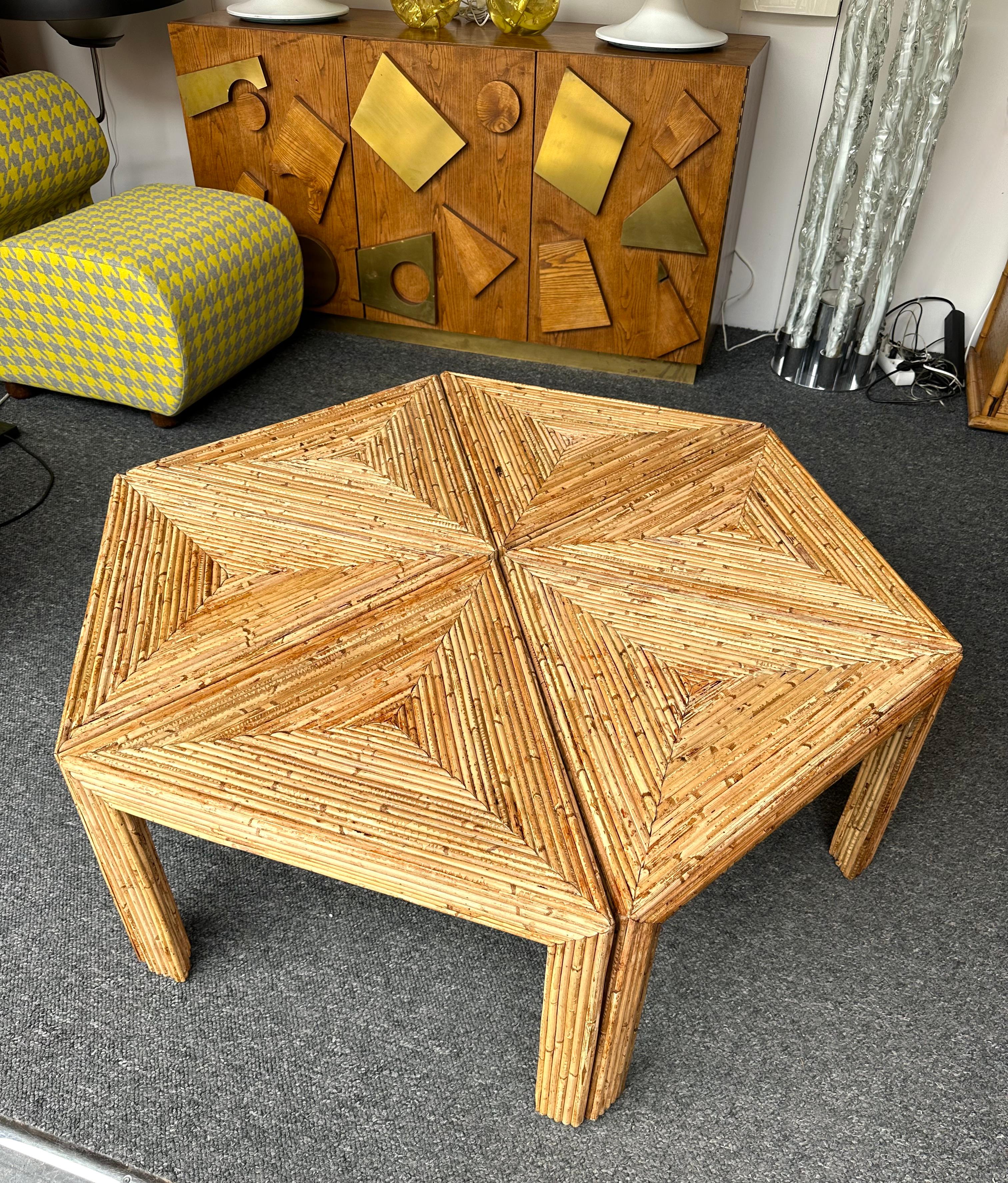 Mid-Century Modern Hollywood Regency Set of 6 coffee, cocktail, low, side end tables in bamboo, rattan raffia, wicker by the manufacture Vivai del Sud italian design. Tampon de fabrication d'origine au dos.  Des designers célèbres comme Maison Arpex