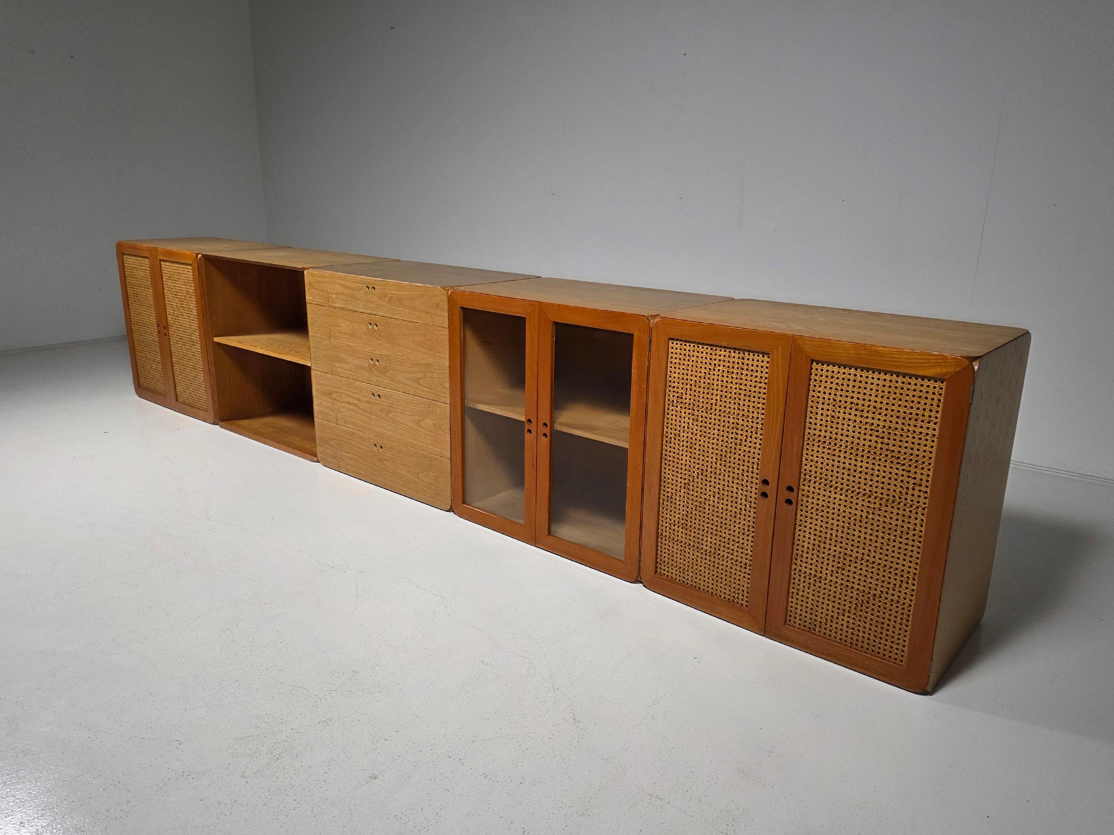 Mueble de pared modular de madera Samara, del diseñador holandés Derk Jan de Vries, creado en la década de 1970. Esta unidad de almacenaje modular consta de cinco volúmenes e incluye estantes y cajones. Proporciona espacio suficiente para guardar y