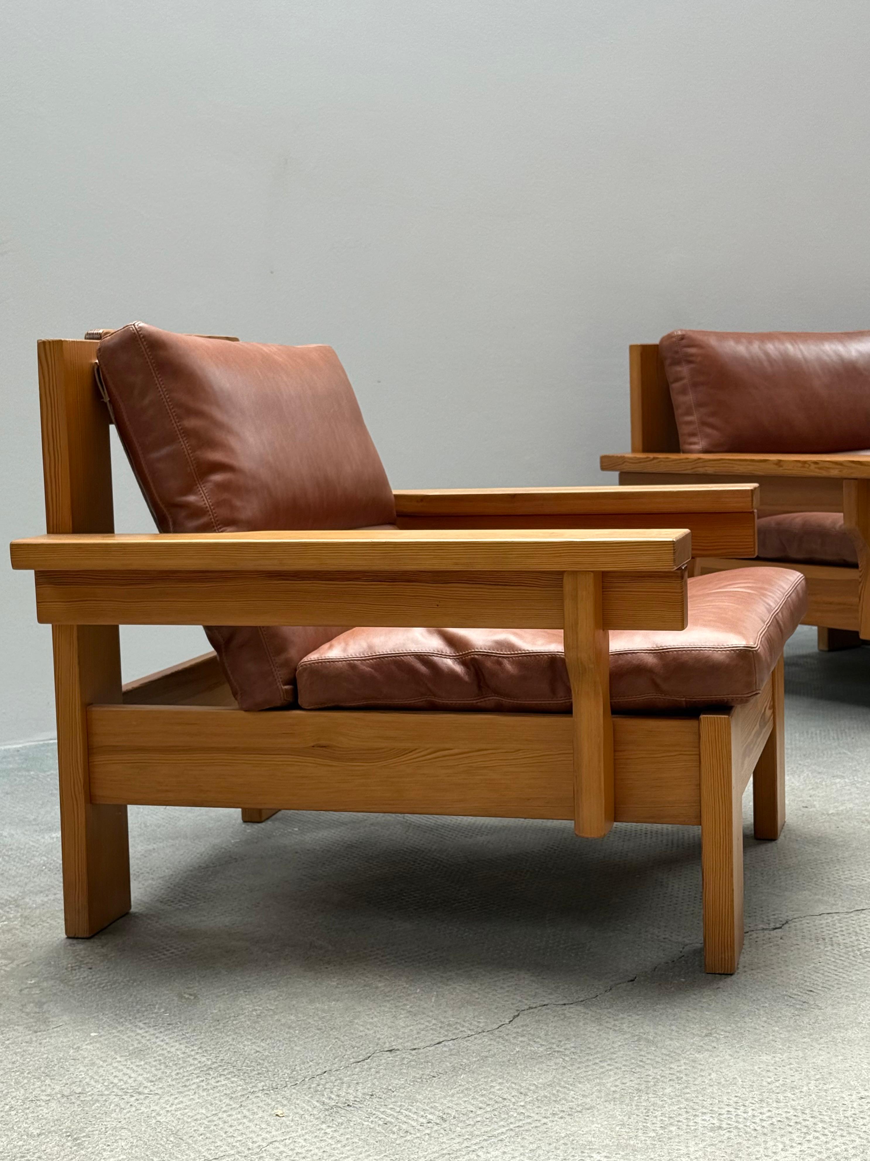 Wunderschönes, modulares Sessel-Set aus massivem Kiefernholz und weichem braunen Leder, neu gepolstert, bestehend aus insgesamt 4 Einzelelementen, Skandinavien 1970er Jahre

Die Rückenlehne ist aus dickem Segeltuch gefertigt.

Solide und schwer.